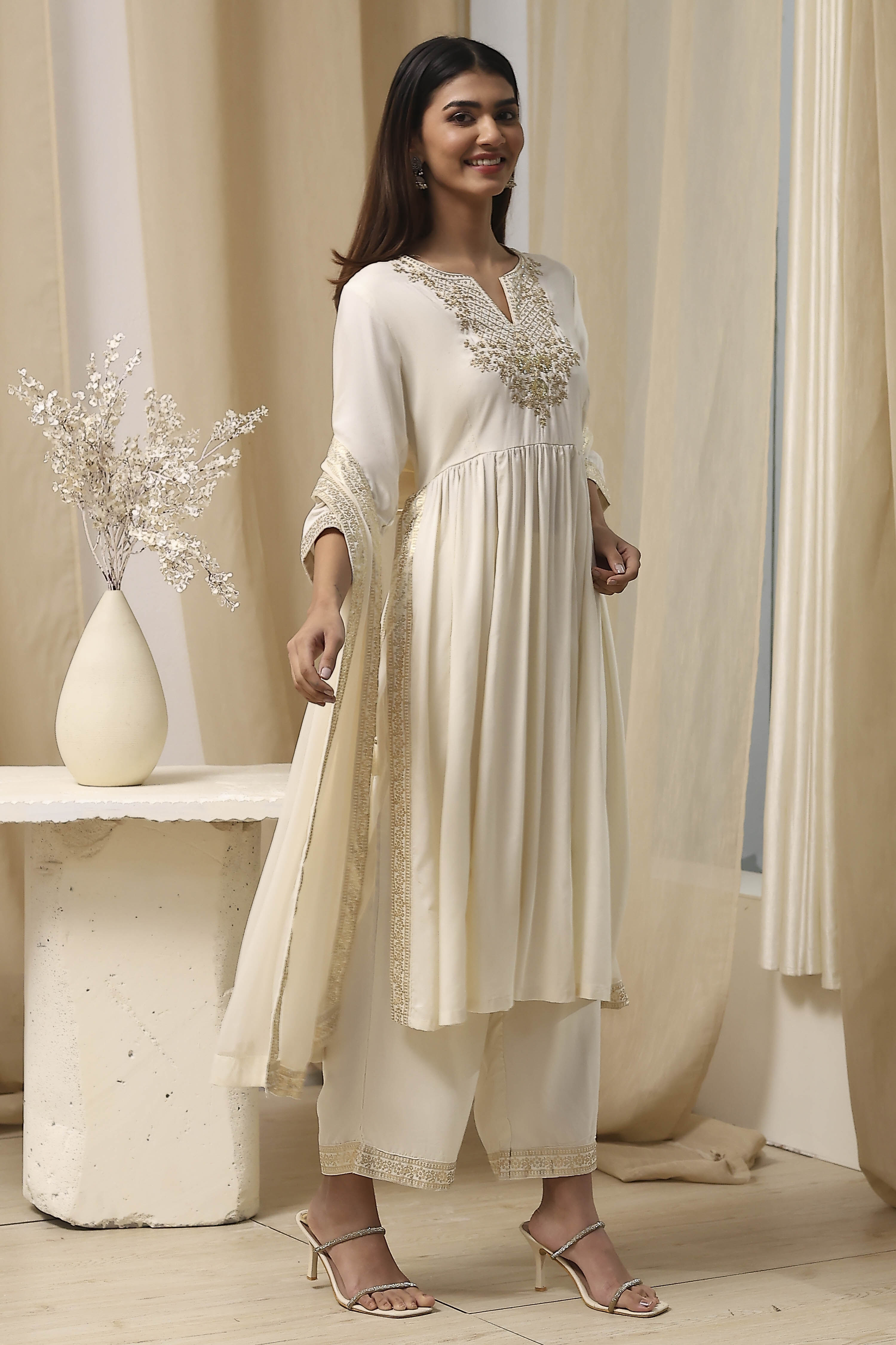 Cream-Colored Viscose Embellished Gathered Suit Set image number 6