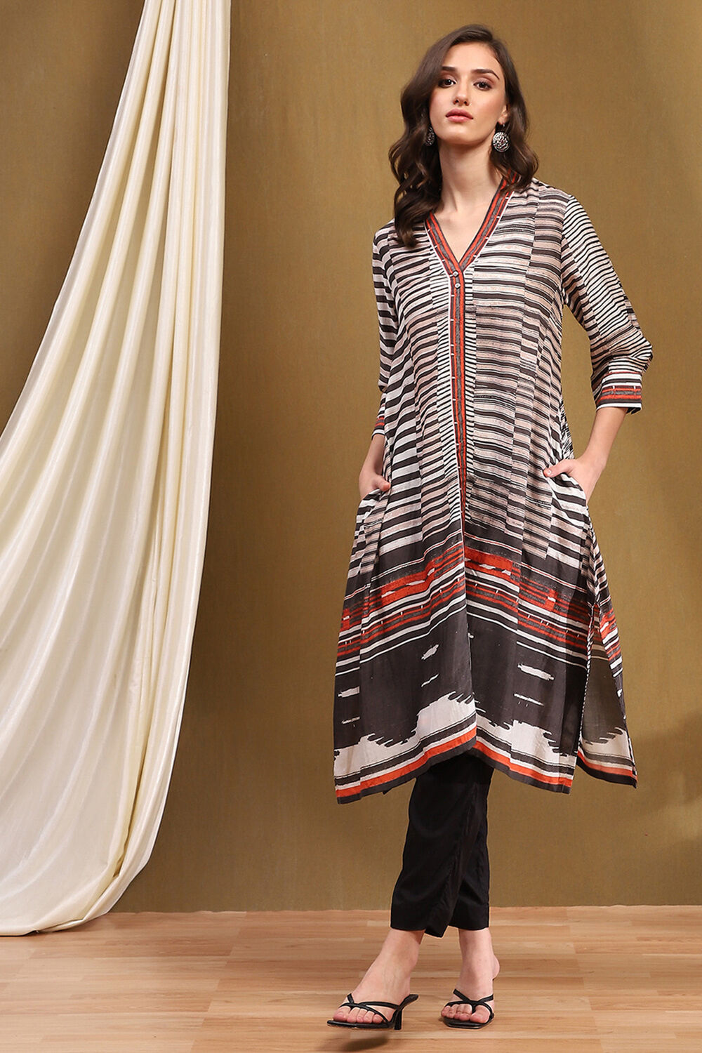 Black and White Printed Asymmetric Kurta image number 5