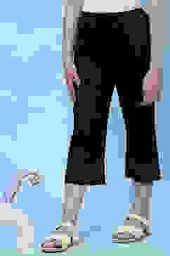 Black Cotton Solid Capri Pant image number 2