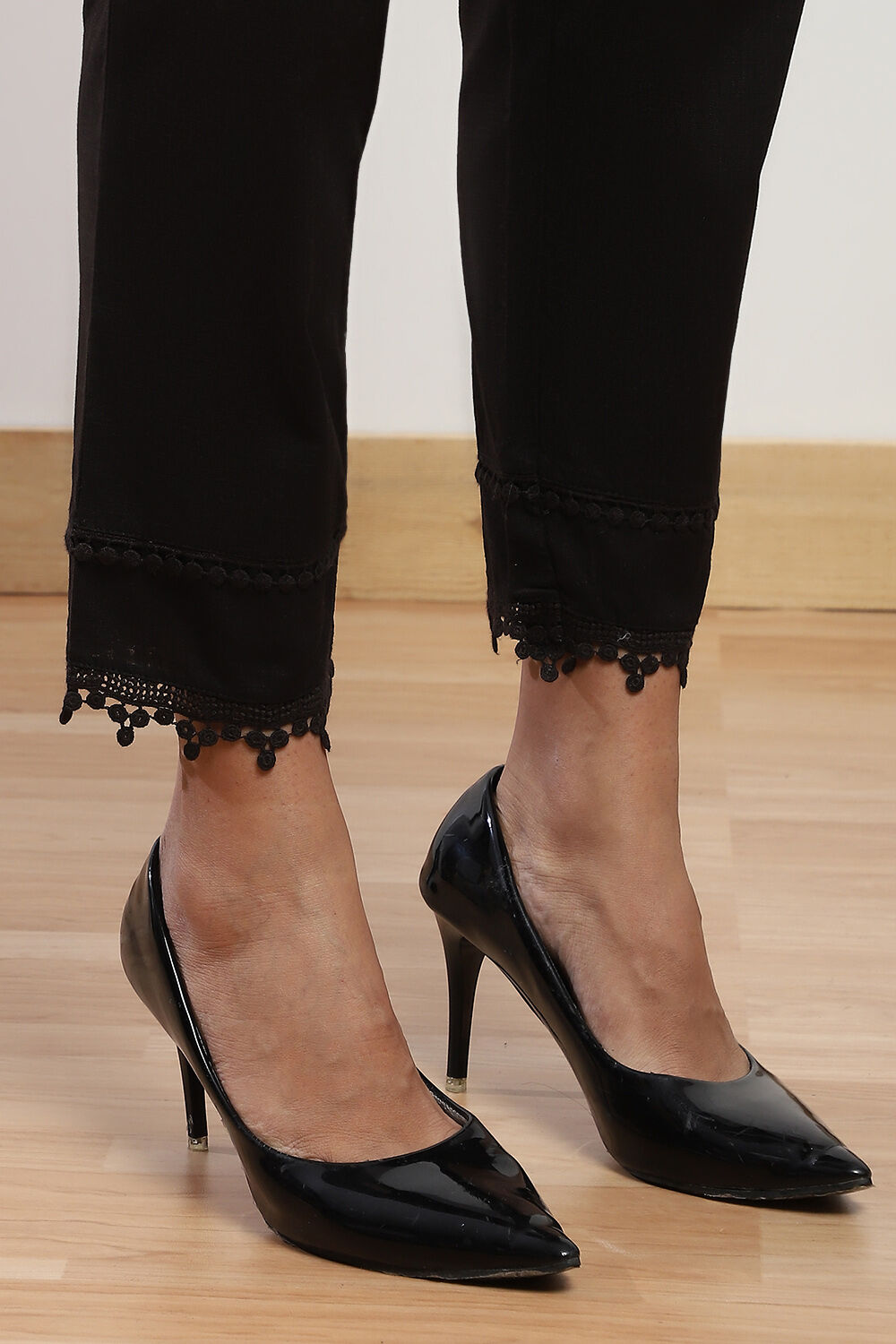 Black Cotton Slim Solid Pants image number 6