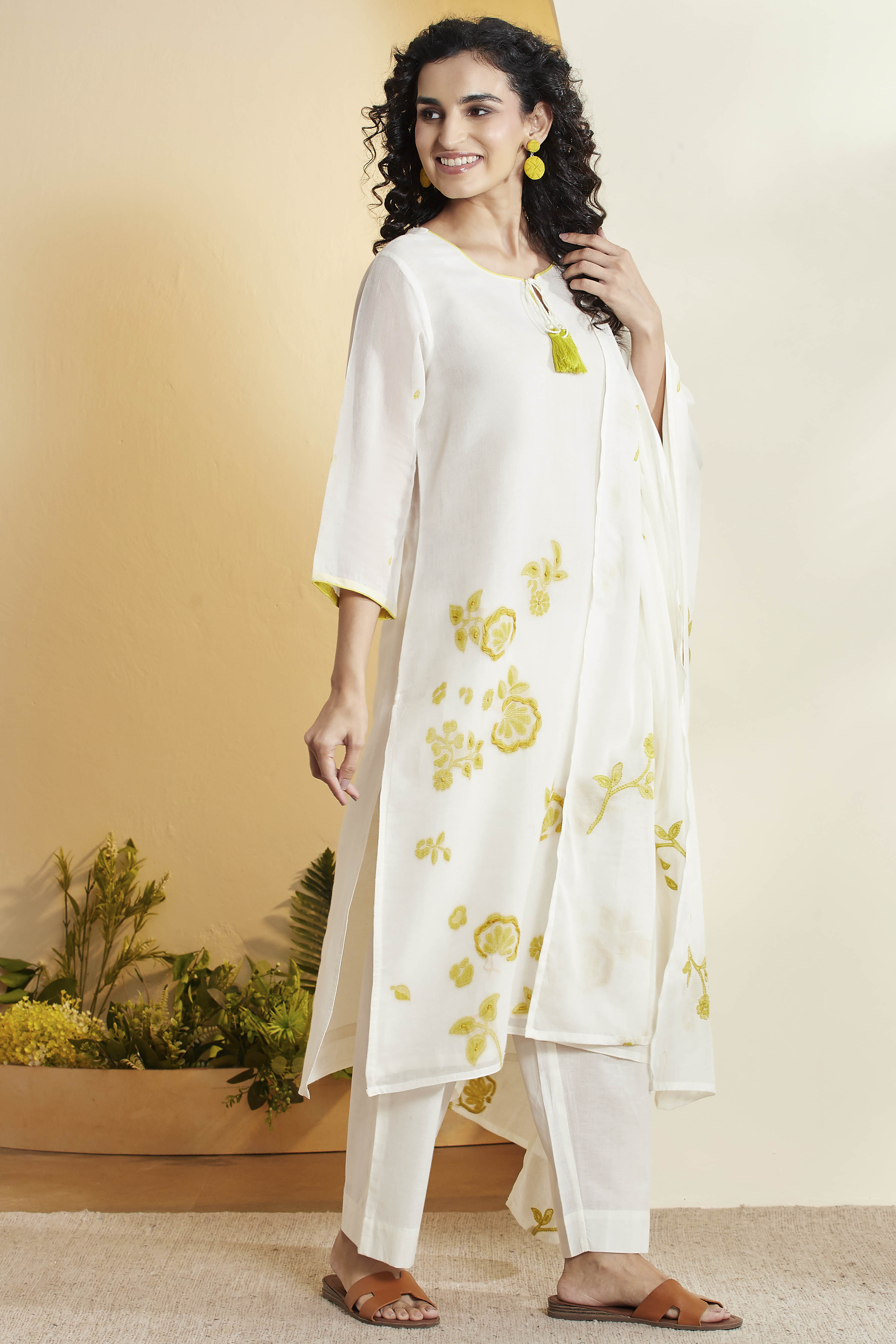 Off White & Yellow Viscose Rayon Floral Embroidered Kurta Set image number 5