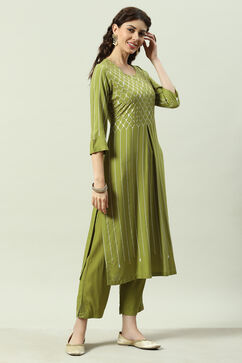 Green Printed Rayon Straight Kurta Regular Pant Suit Set image number 3