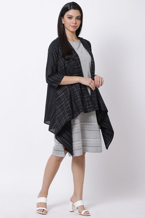 Grey Kurta And Lapel Cascade Yarndyed Shrug image number 3