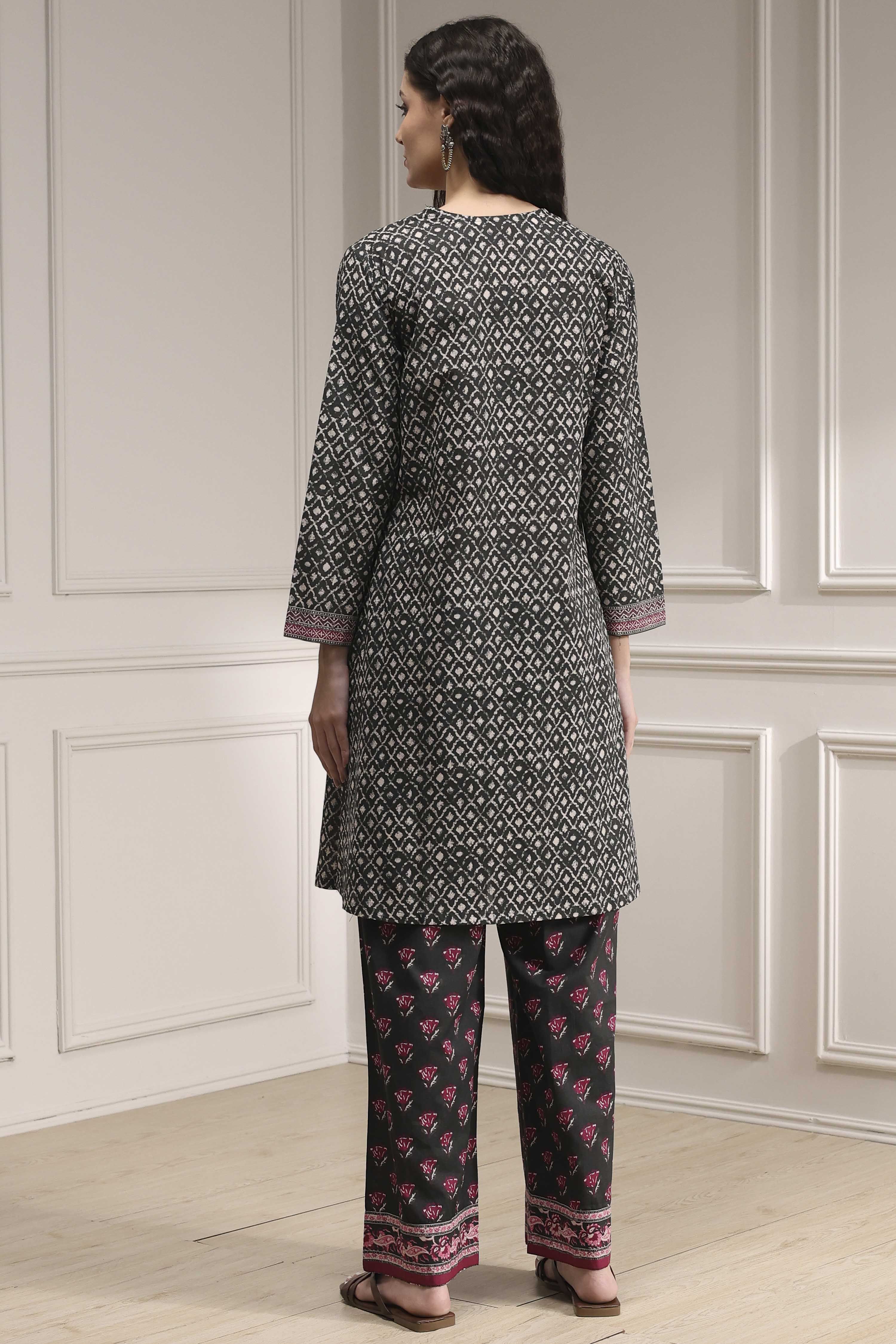 Black Cotton Printed Straight Suit Set image number 4