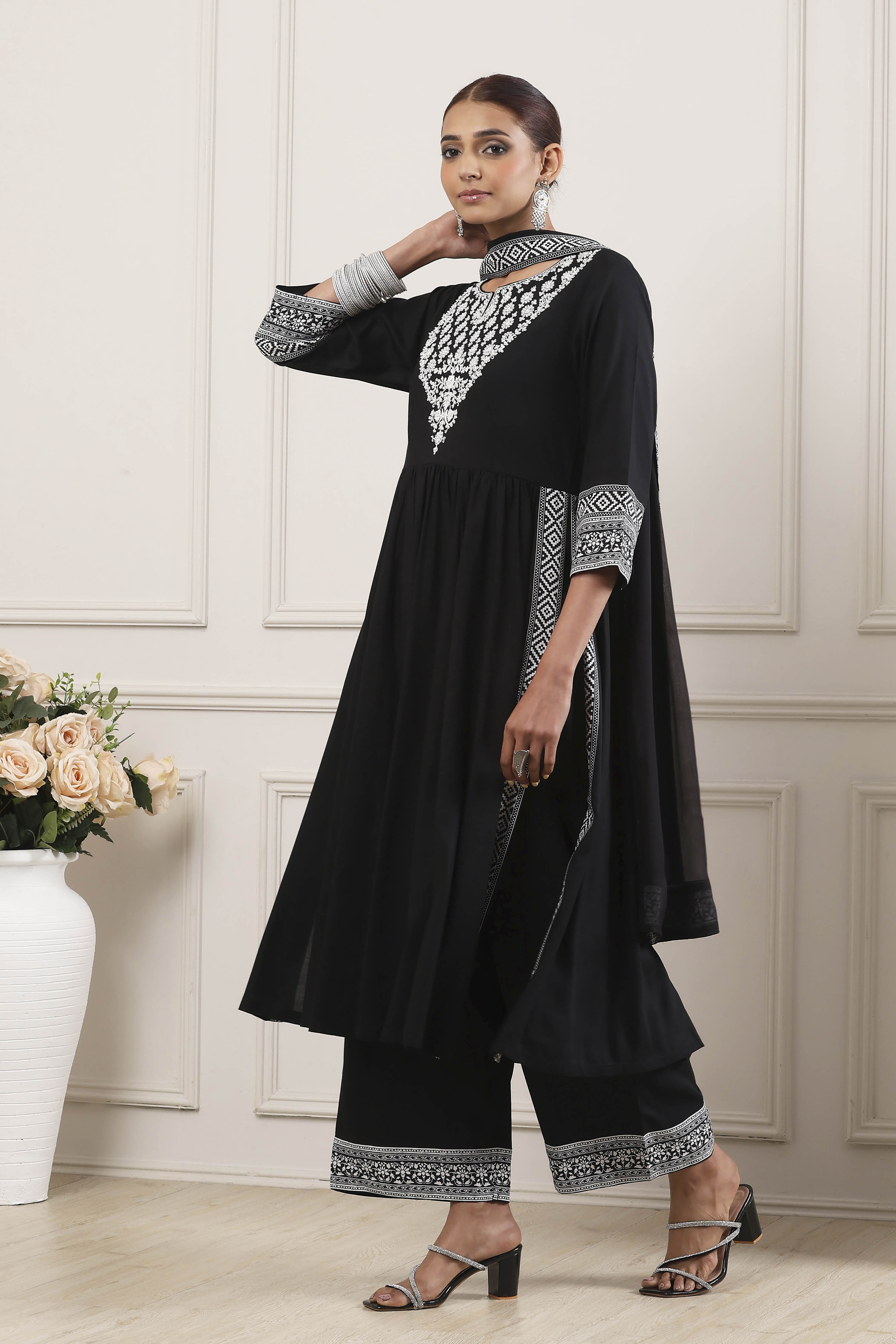 Black Dyed Solid Gathered Straight Suit Set image number 4