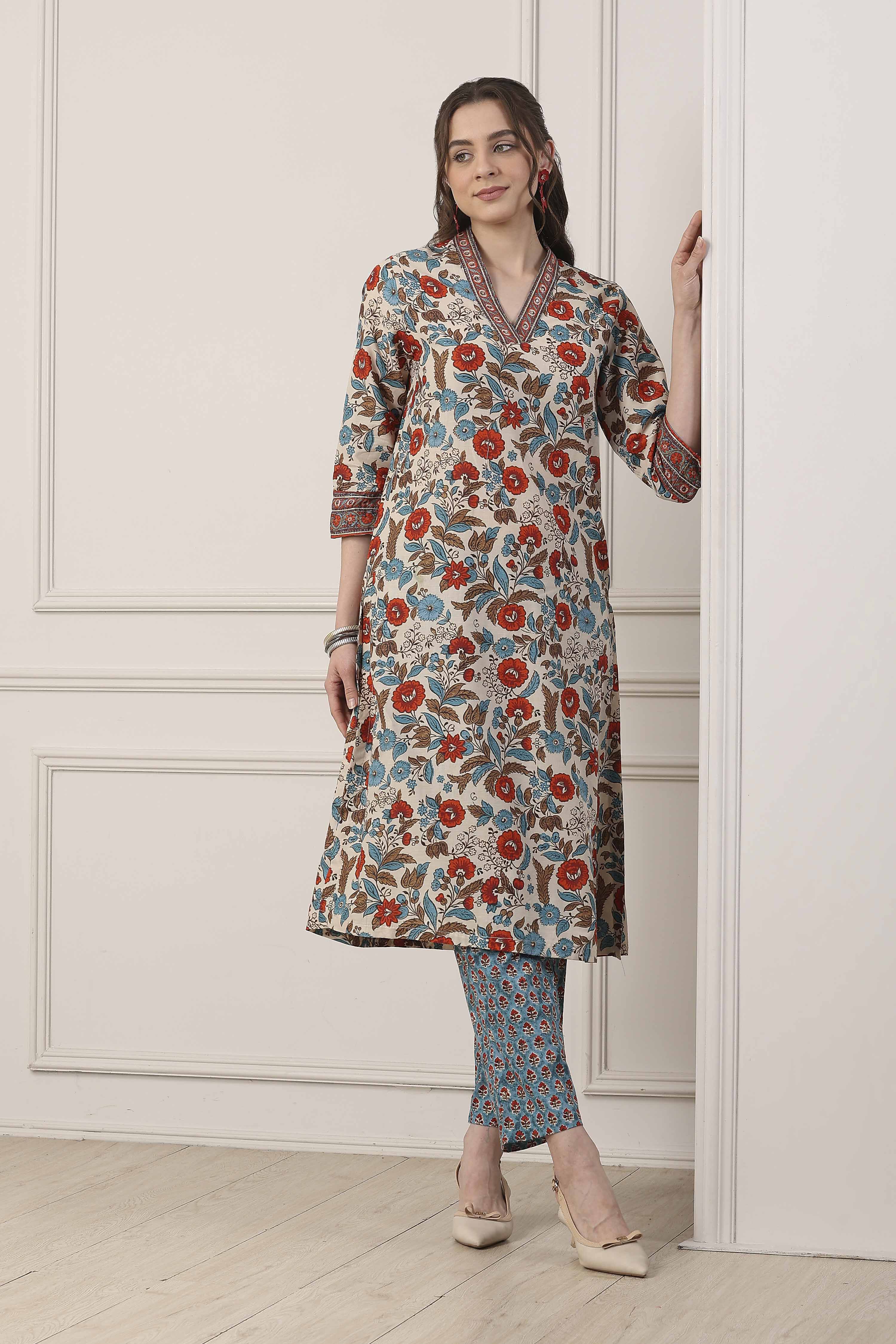 White Cotton Floral Printed Straight Suit Set image number 0