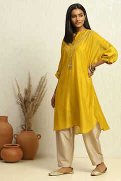 Yellow Solid Festive Straight Kurta image number 2