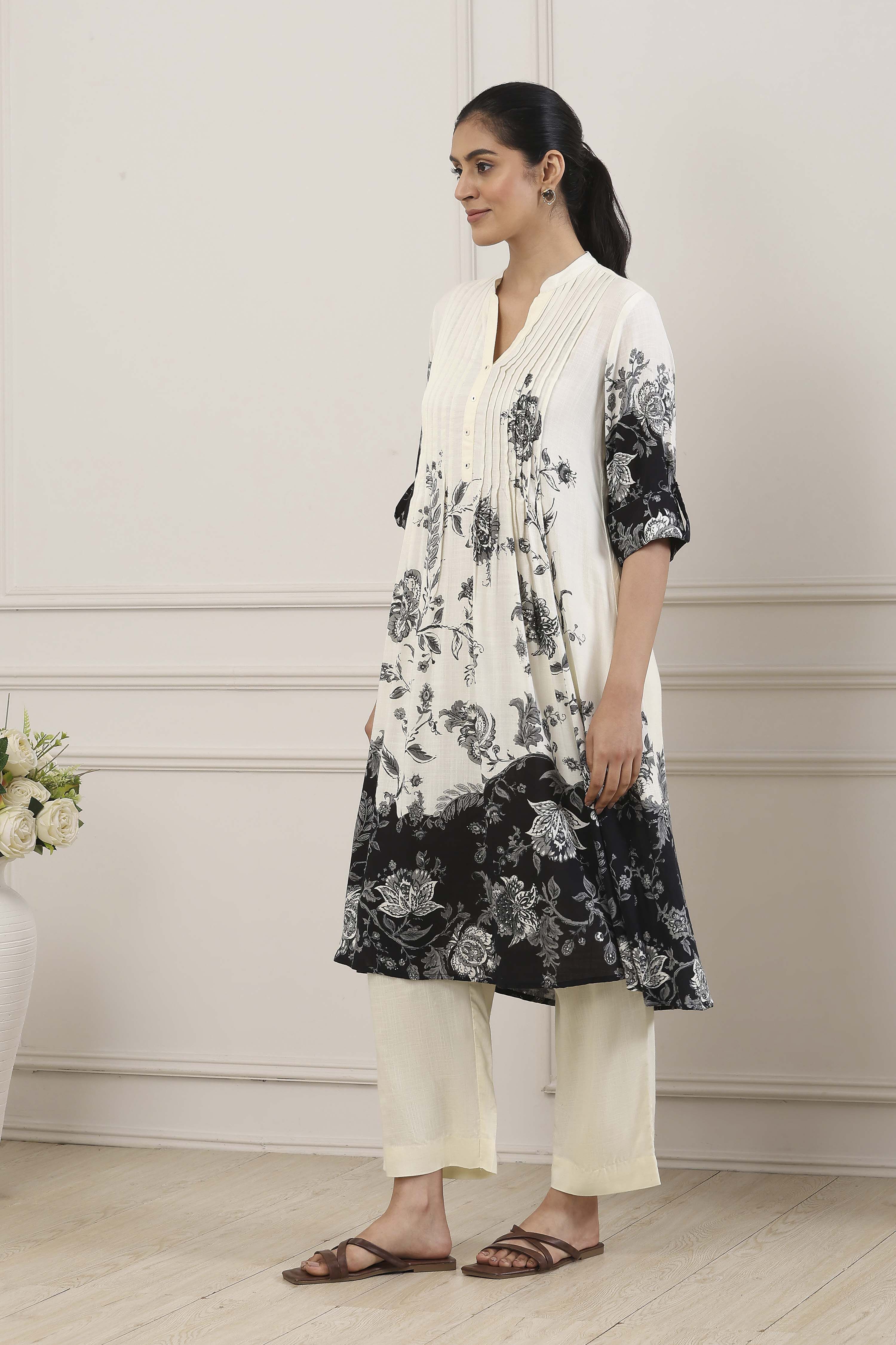 White & Black Monochrome Floral Printed Straight Kurta image number 2