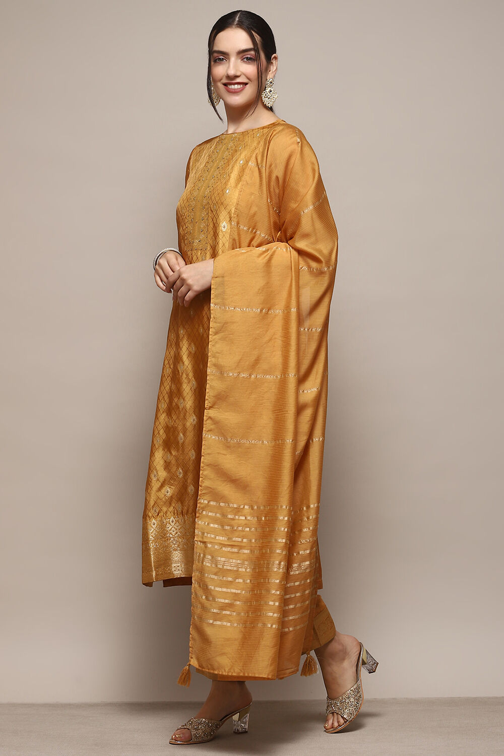 Mustard Viscose Straight Yarndyed Kurta Regular Pants Suit Set image number 4