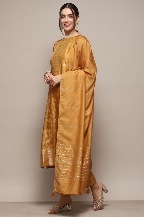 Mustard Viscose Straight Yarndyed Kurta Regular Pants Suit Set image number 4