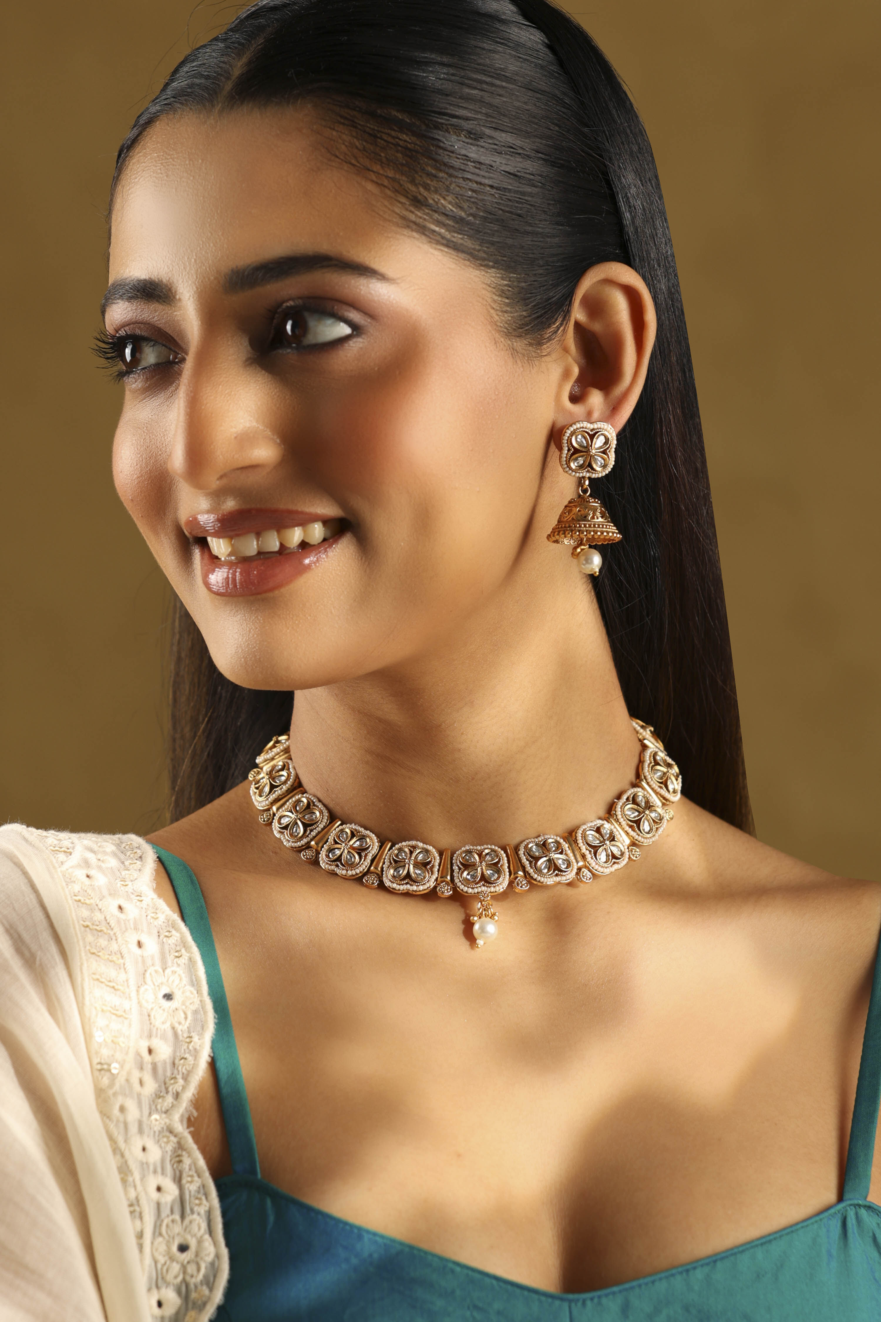 White Alloy Necklace Set image number 3