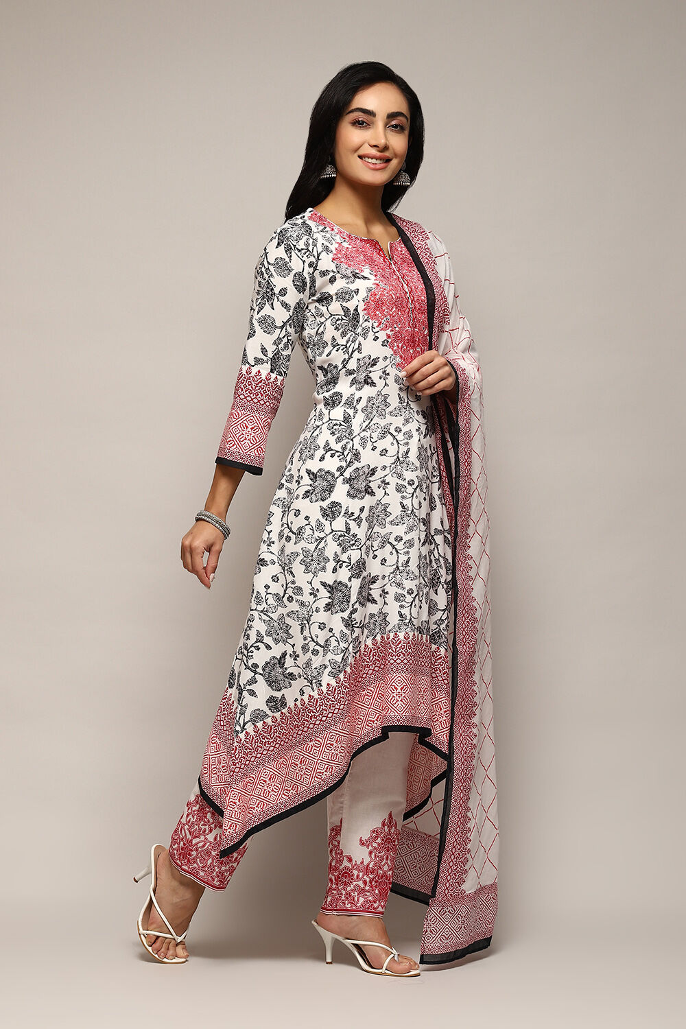 Off White Viscose Straight Printed Kurta Pant Suit Set image number 6