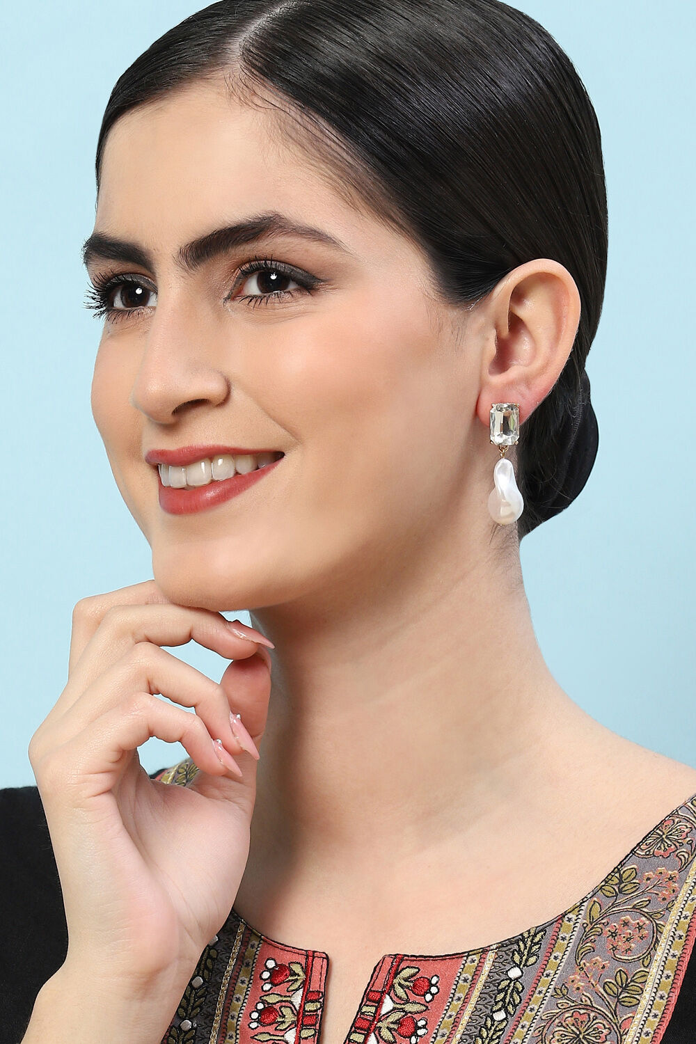 White Alloy Earrings image number 3