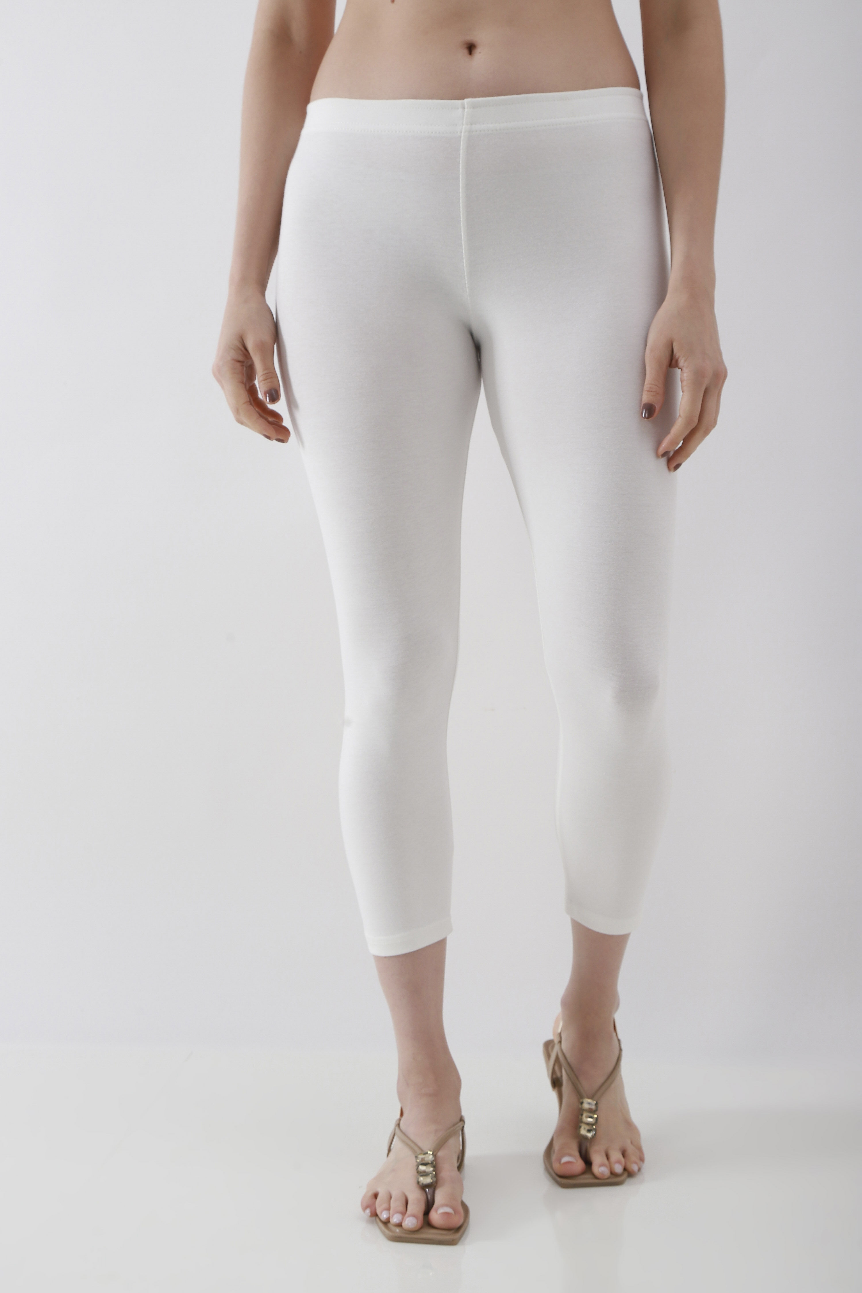 White Cotton Lycra Solid Fitted Cropped Leggings image number 4
