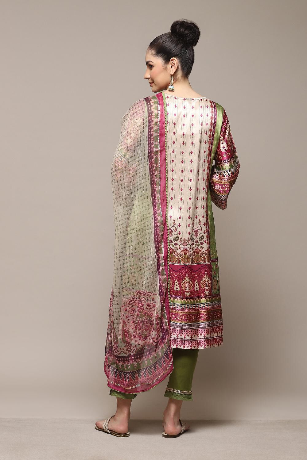 Green Silk Straight Kurta Slim Pant Suit Set image number 5