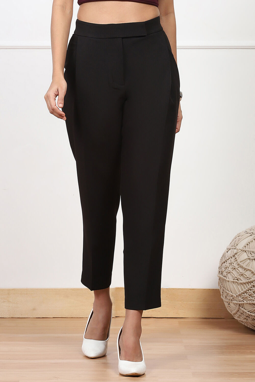 Black Solid Tapered Fit Pants image number 4