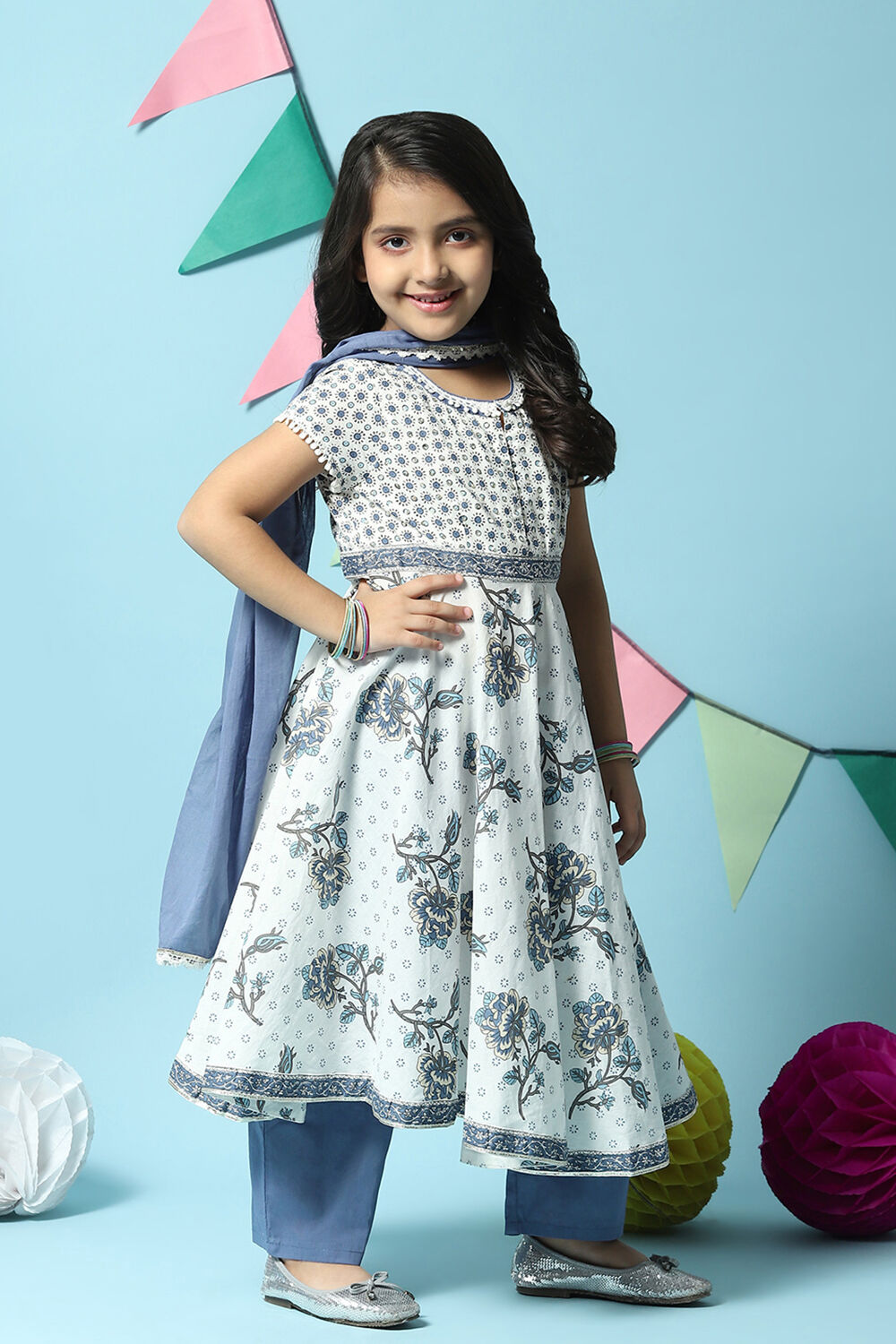 Off White Cotton Gathered Kurta Slim Pants Suit Set image number 7