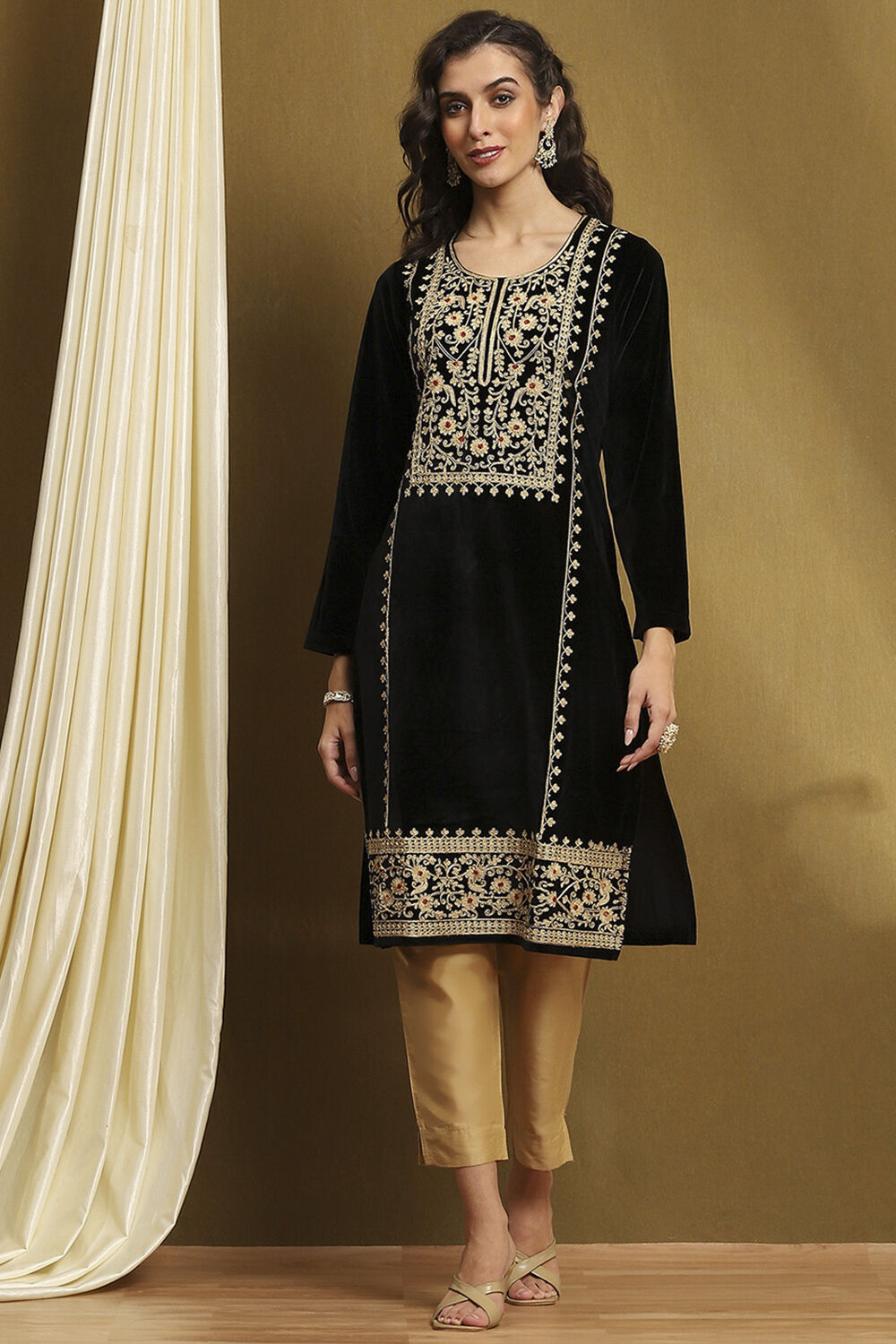 Black Velvet Embroidered Straight Kurta image number 5