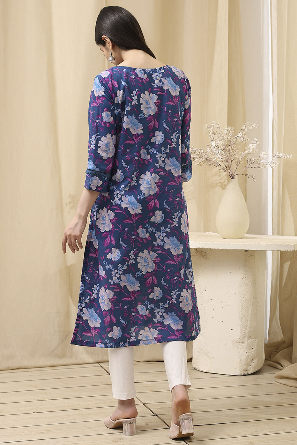 Blue Cotton Floral Straight Kurta image number 4