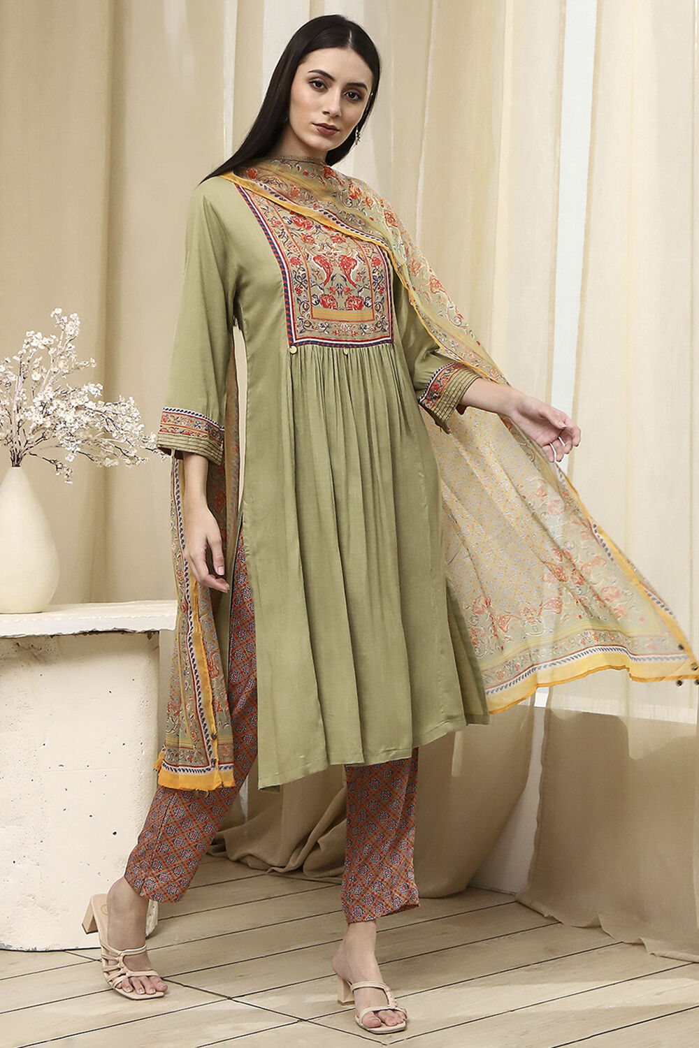 Light Green Solid Gathered Straight Suit Set image number 5