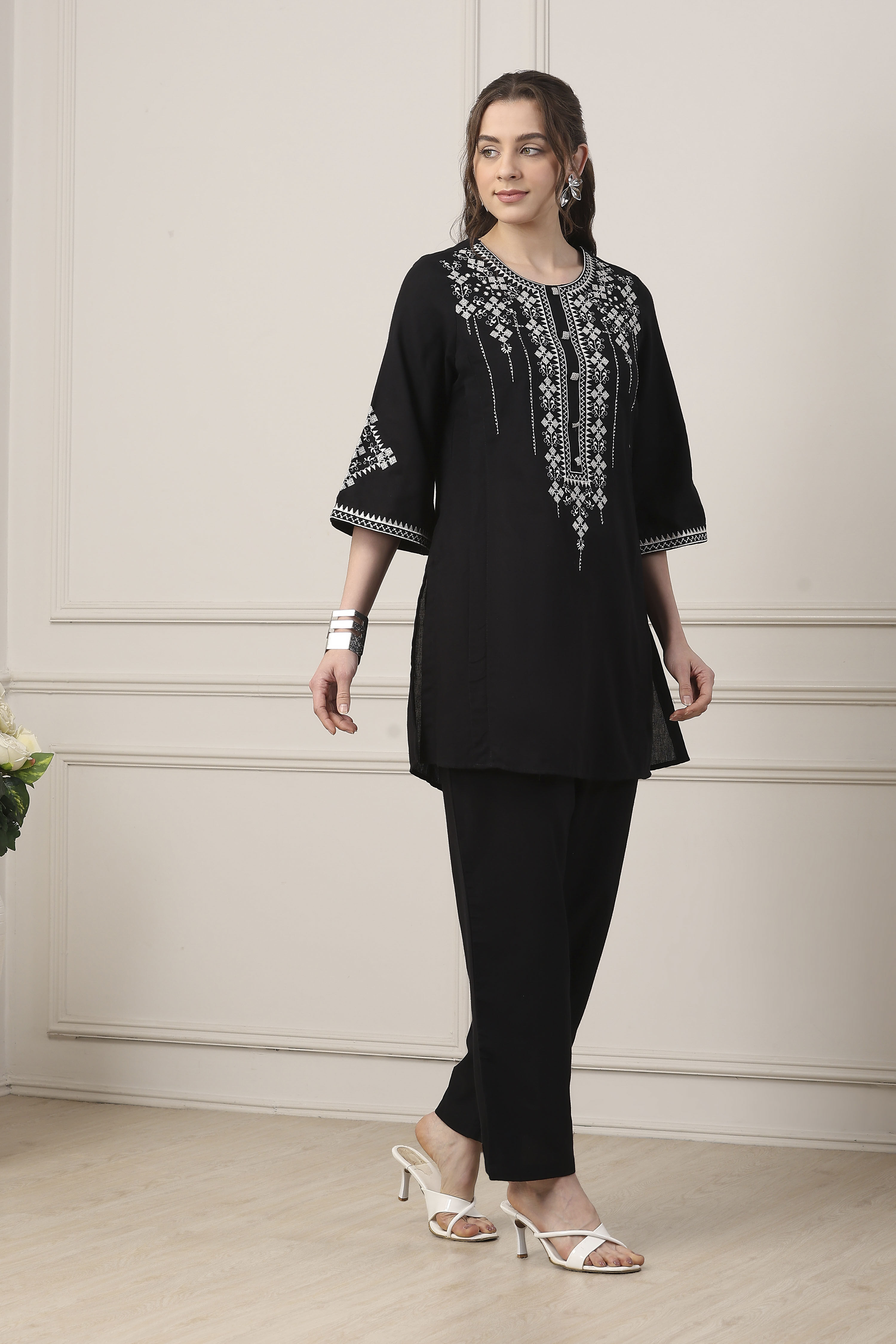 Black Cotton Yoke Embroidered Straight Suit Set image number 5