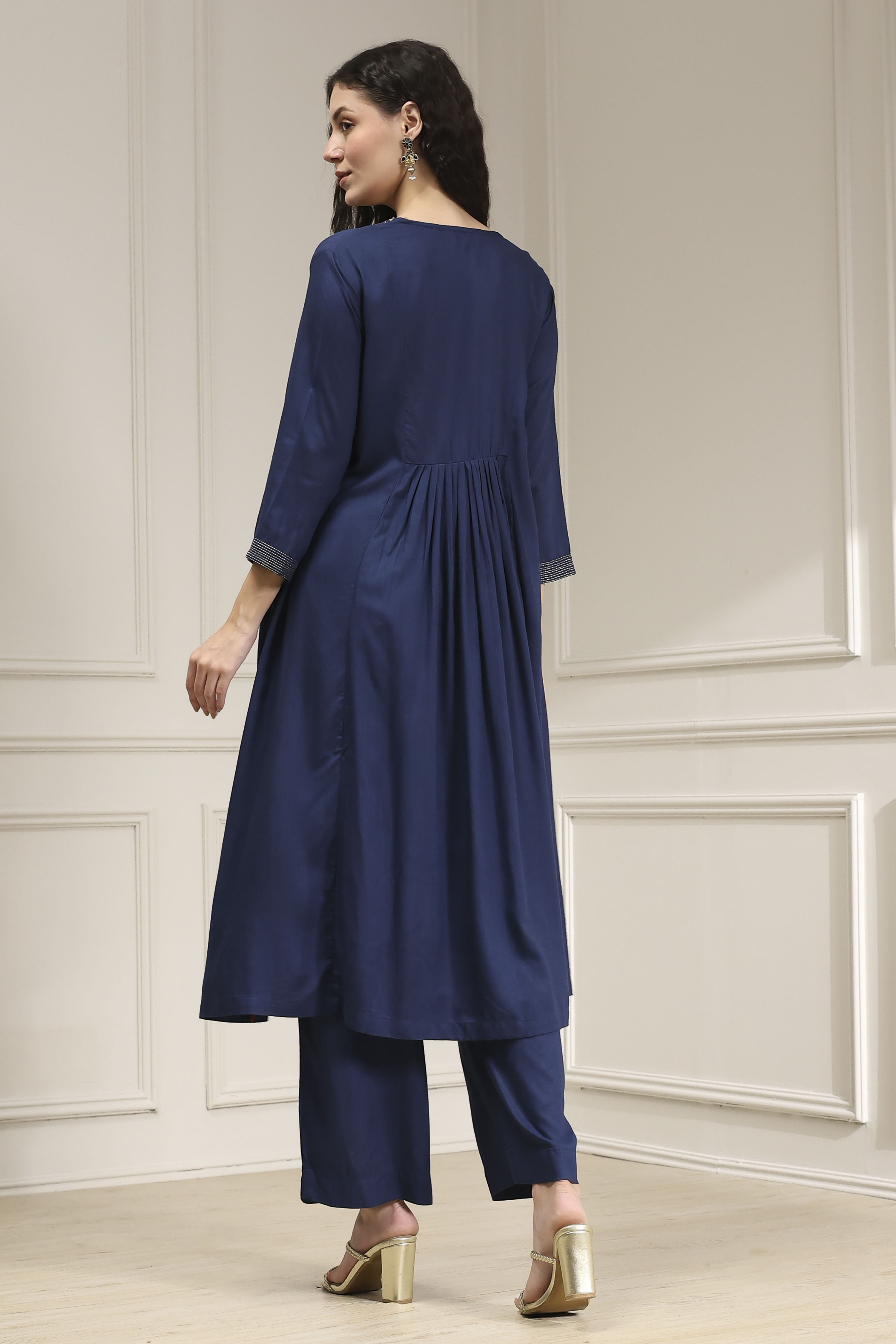 Blue Solid Gathered Suit Set image number 4