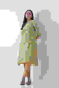 Gold-Toned Cotton Solid Fitted Pants image number 0