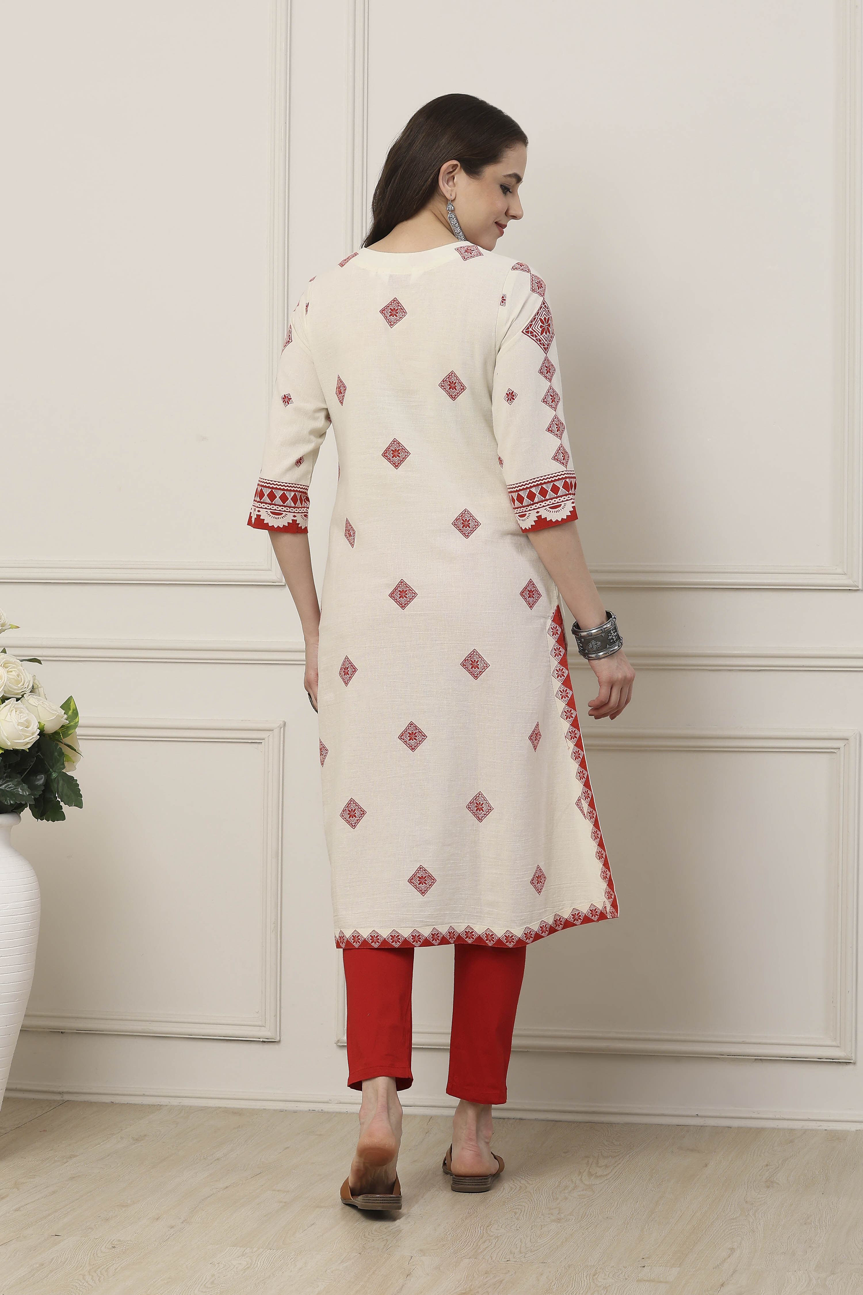 Ivory & Orange Cotton Ethnic Motif Printed Straight Kurta image number 3