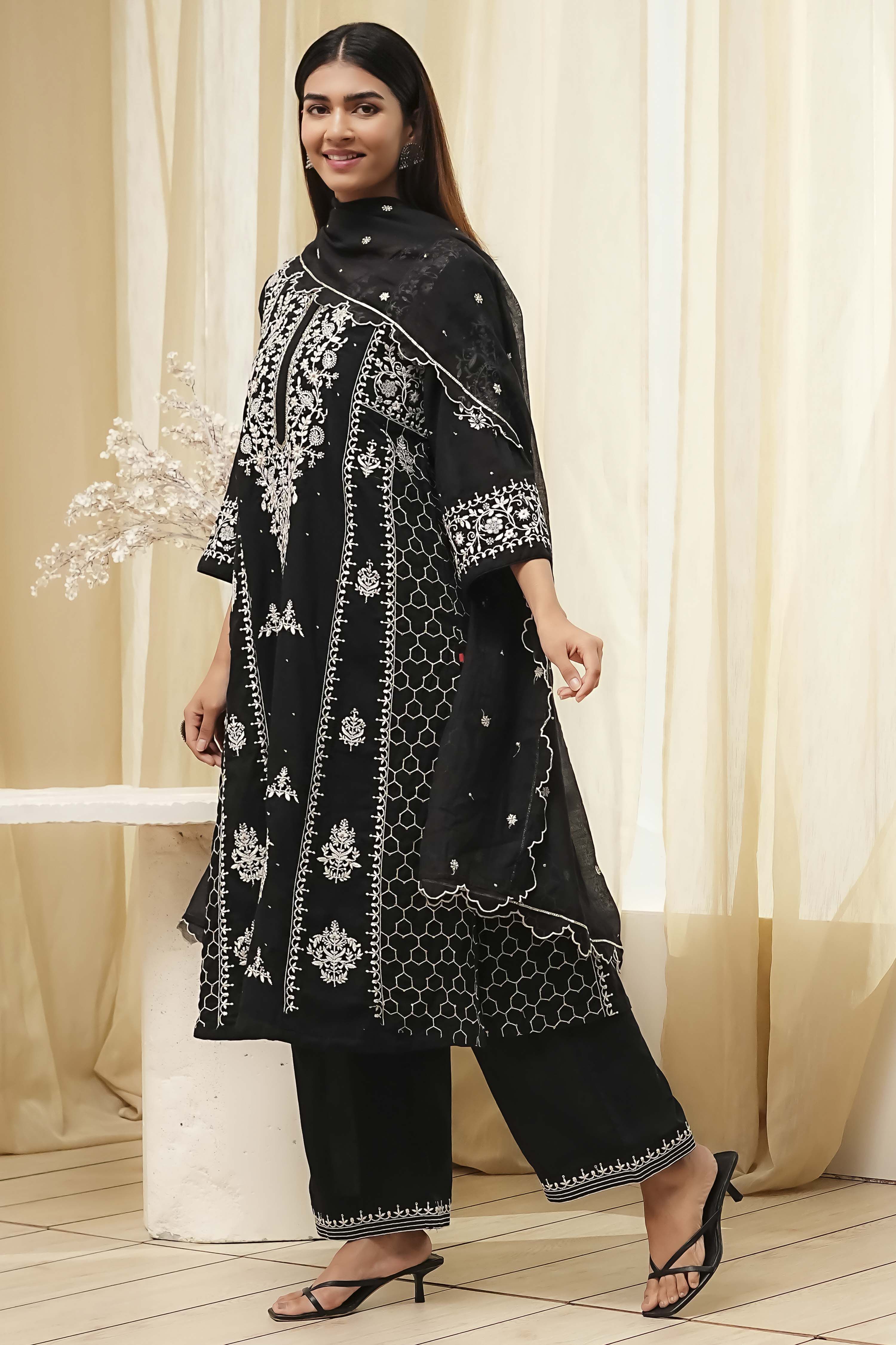 Pink Cotton Blend Embroidered Straight Suit Set image number 3