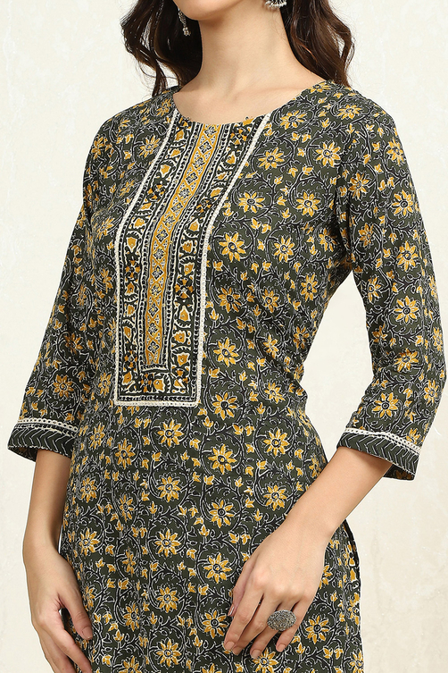Green Cotton Floral Printed Unstitched Suit Set image number 2