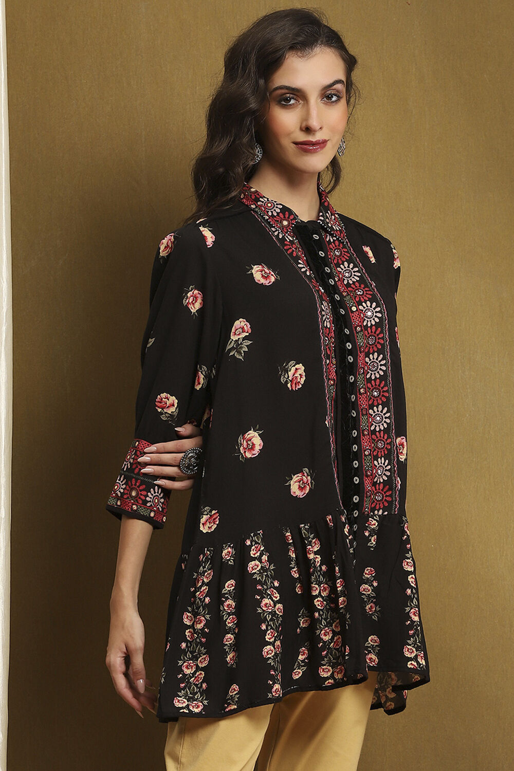 Black Floral Printed Shirt-Style Tiered Kurta image number 4