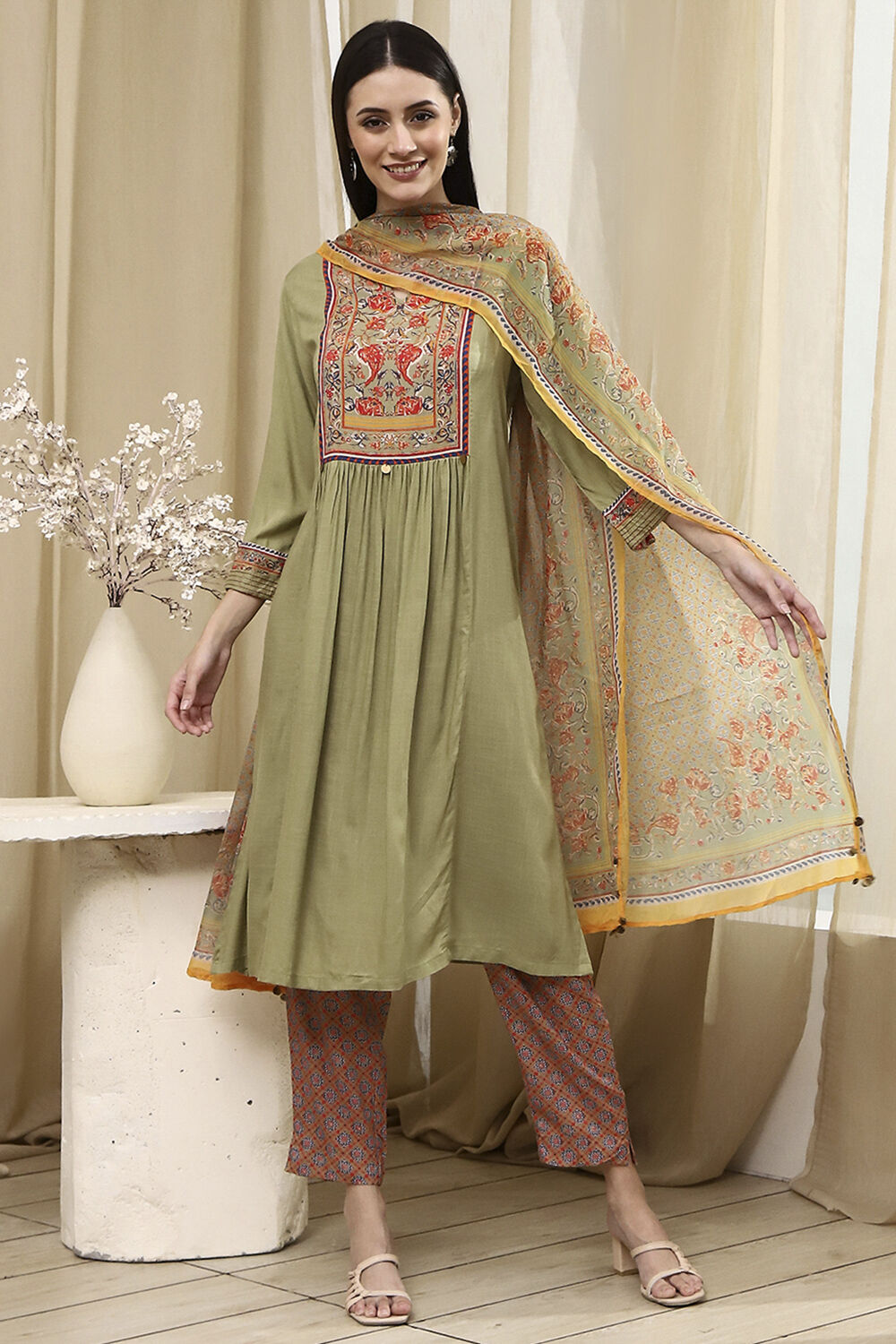 Light Green Solid Gathered Straight Suit Set image number 6