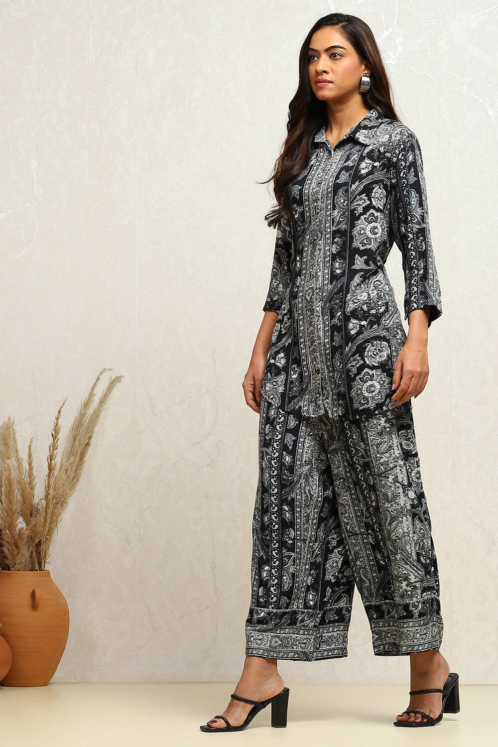 Black Viscose Rayon Straight Printed Kurta Pants Set image number 3