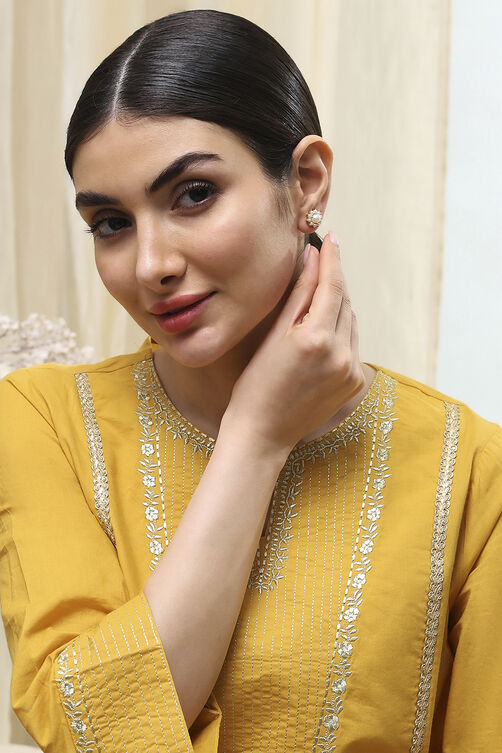 Pearl Brass Studs image number 3