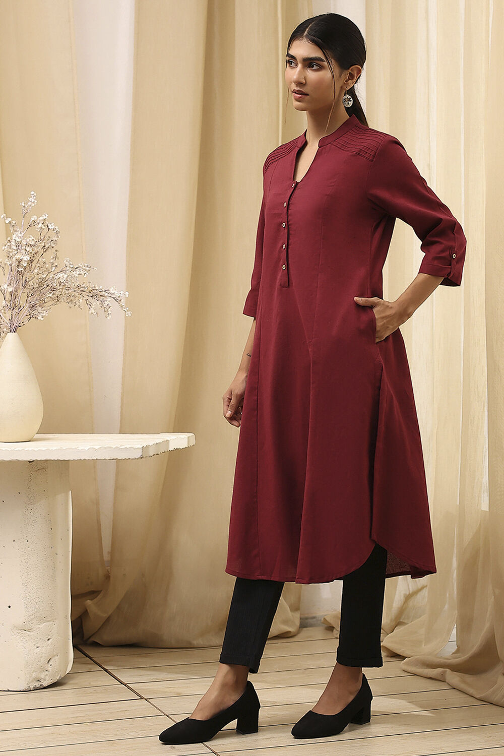 Black Cotton Blend Solid Straight Kurta image number 1