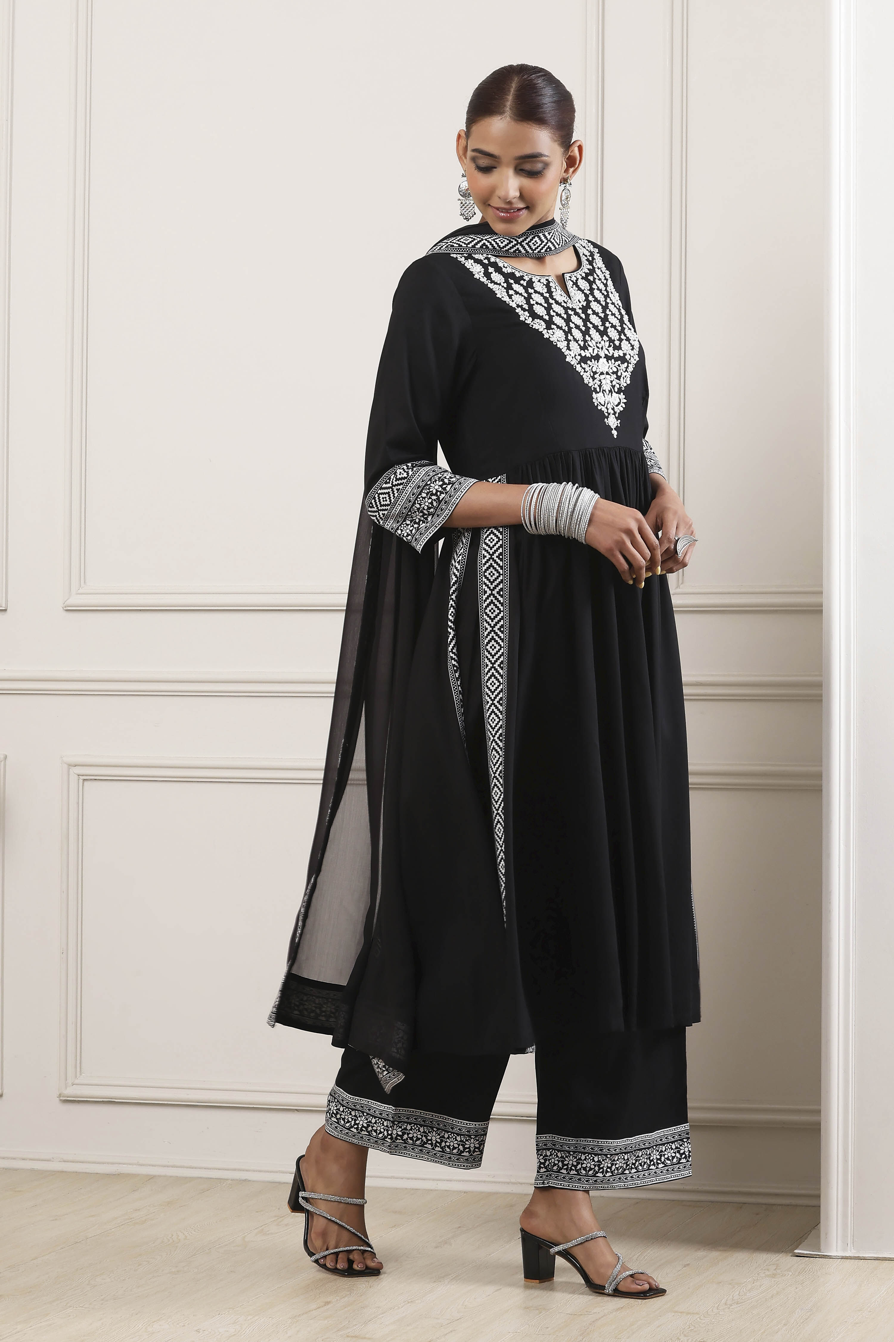 Black Dyed Solid Gathered Straight Suit Set image number 5