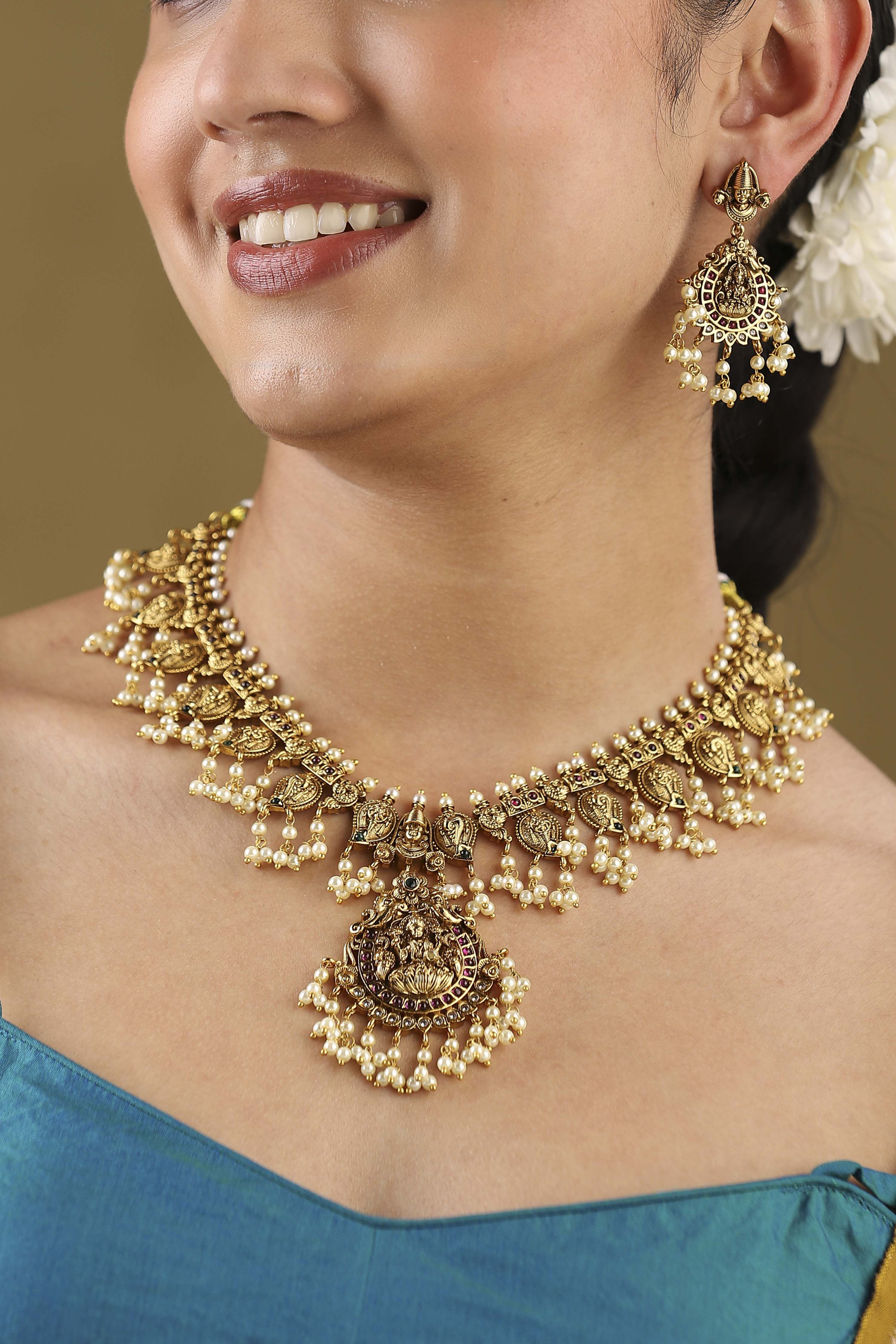 Off White Gold Plated Alloy Pearl Studded Necklace Set image number 7