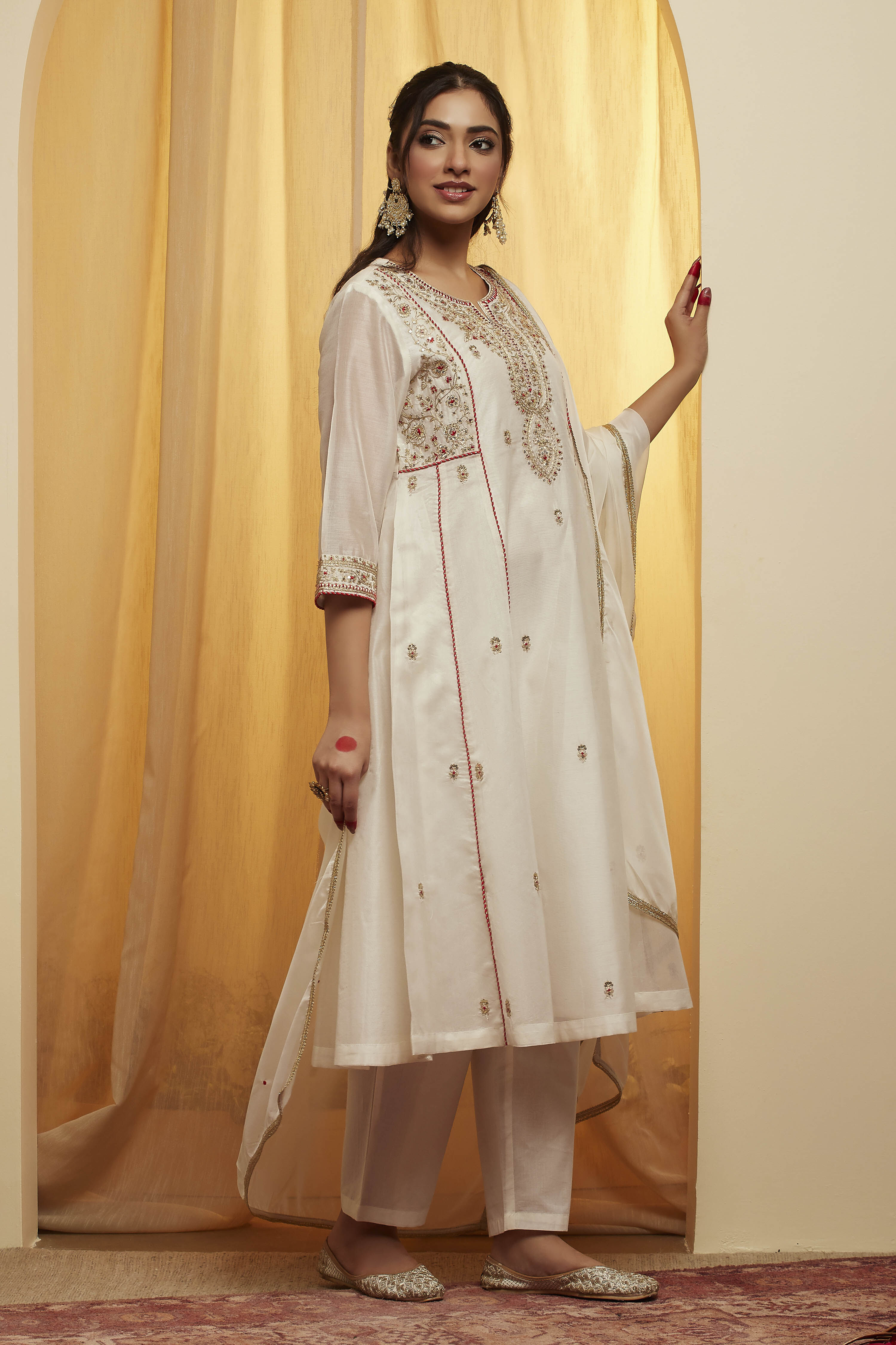 Off-White Embroidered Polyester Kurta Set image number 4