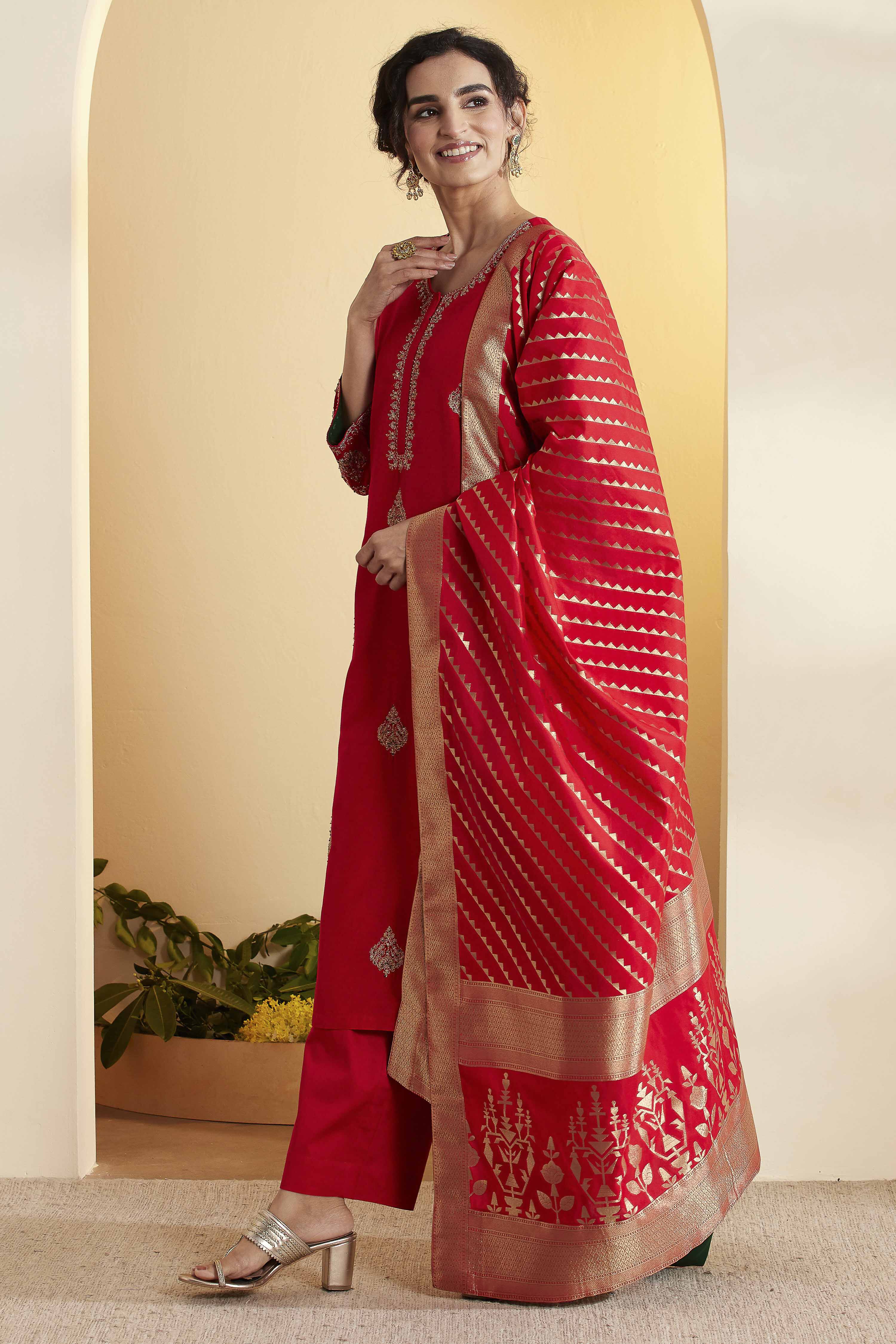 Red Poly Viscose Floral Design Straight Kurta Set image number 3