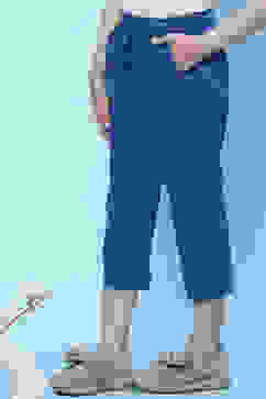 Blue Cotton Solid Capri Pant image number 2