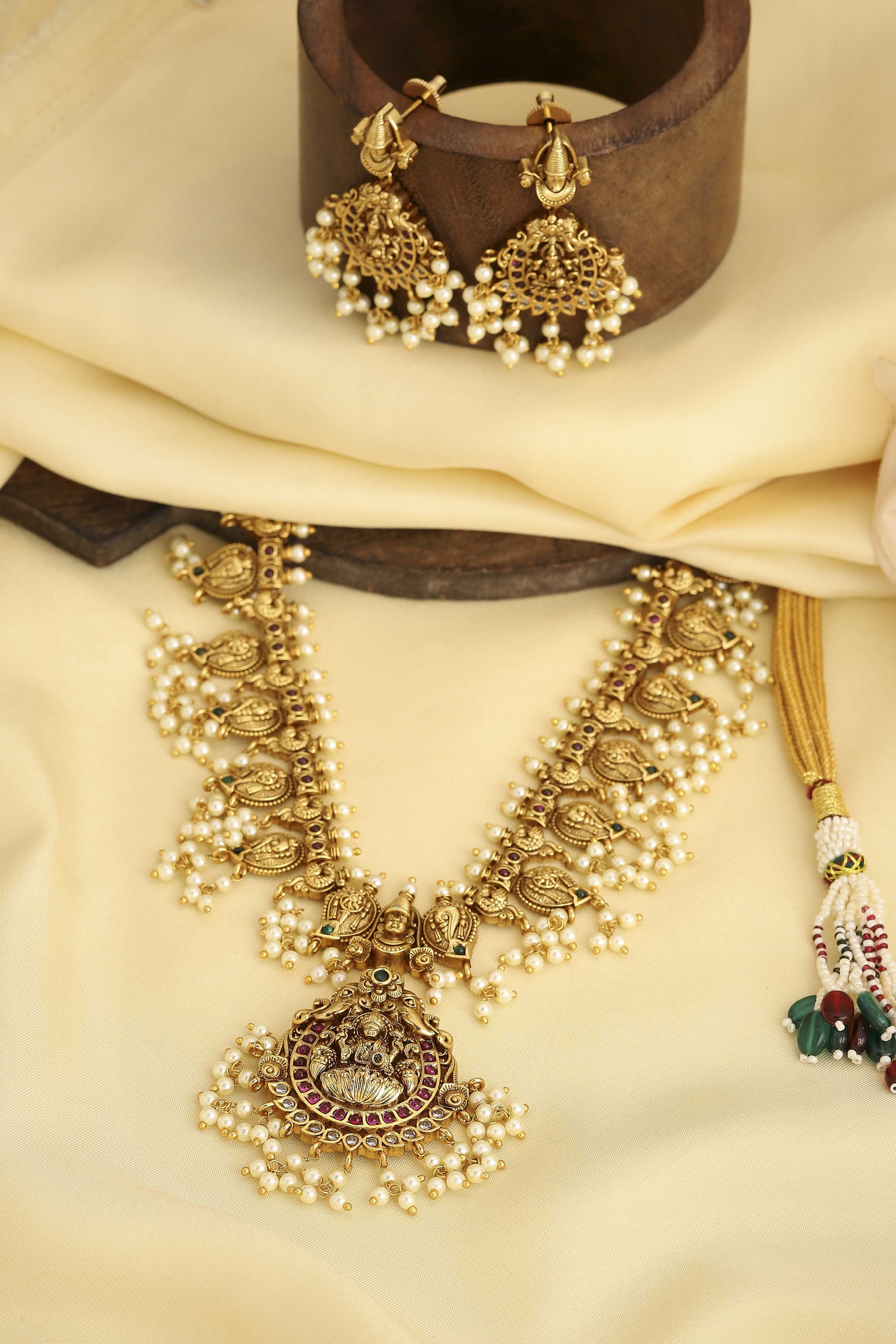 Off White Gold Plated Alloy Pearl Studded Necklace Set image number 5