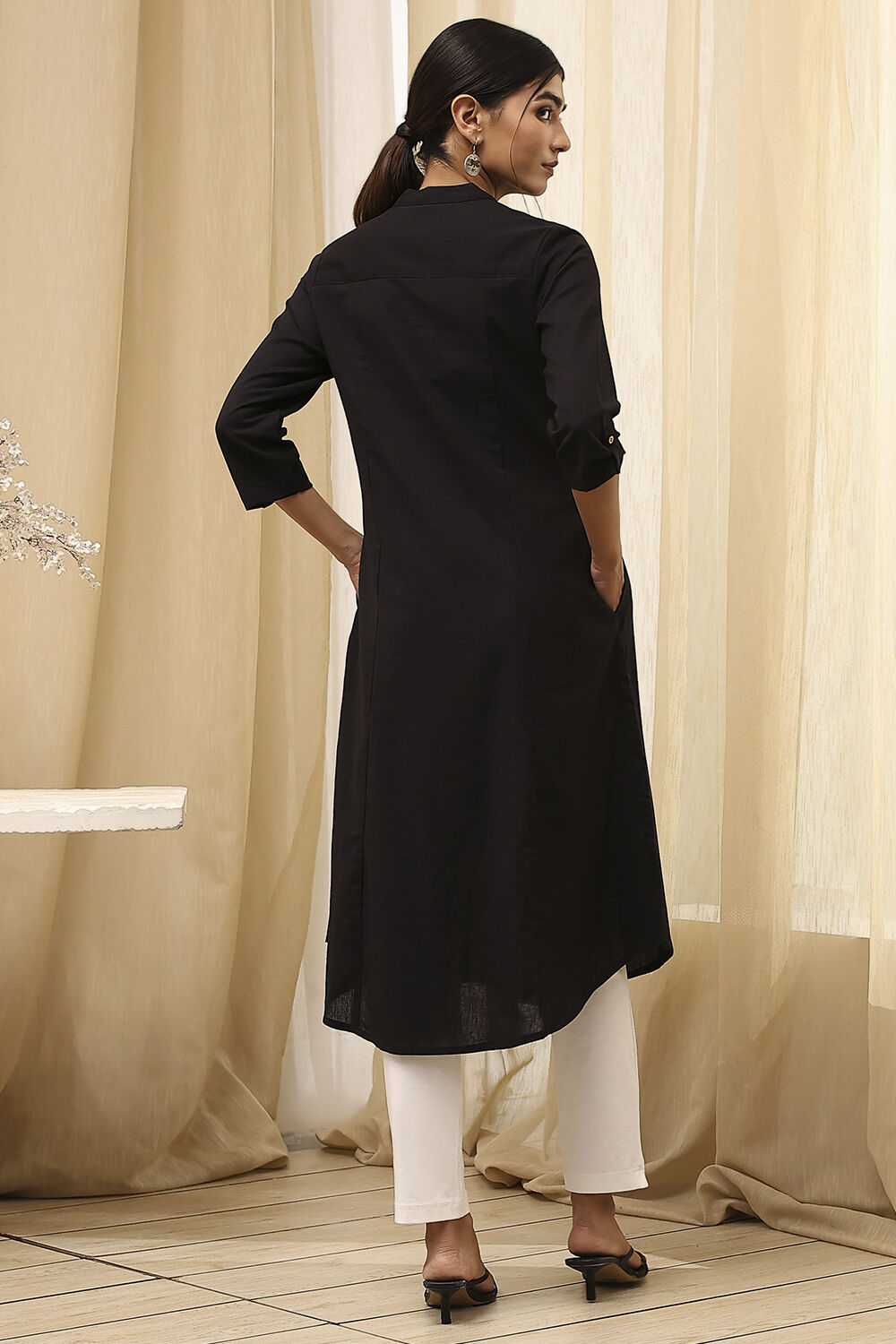 Black Cotton Blend Solid Straight Kurta image number 4