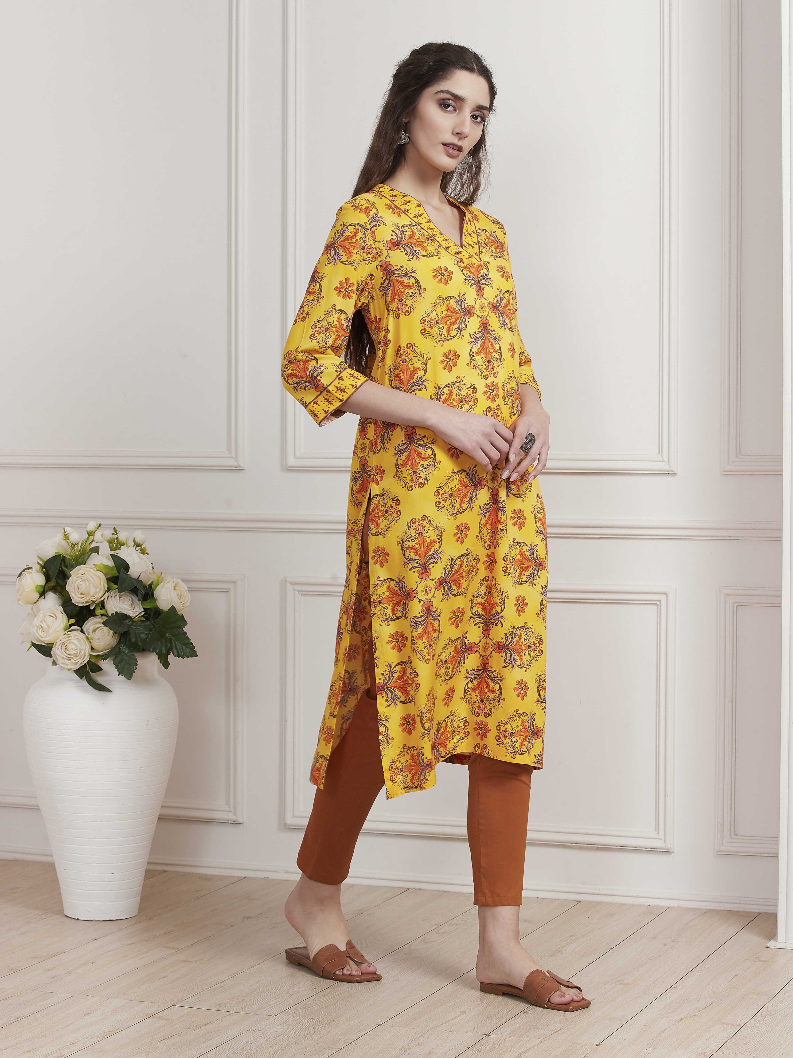 Yellow Floral Printed Straight Kurta image number 4
