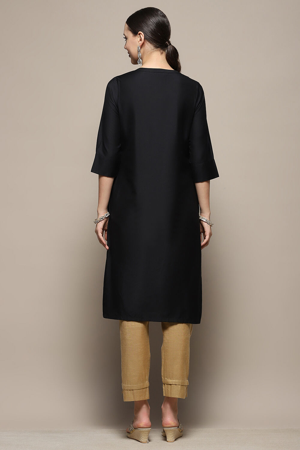 Pink Embroidered Regular Fit Straight Kurta image number 4