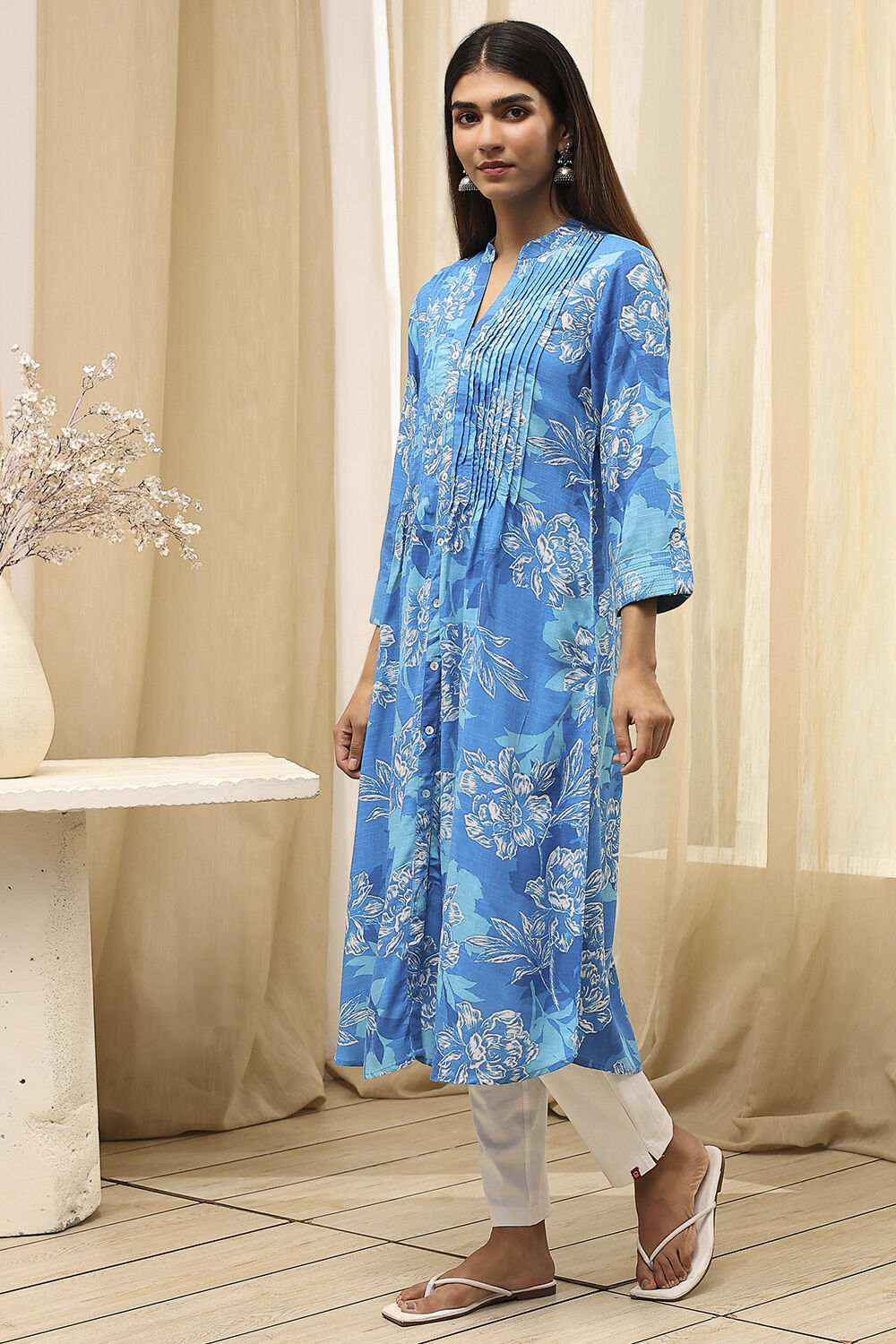 Blue Floral Printed Straight Kurta image number 2