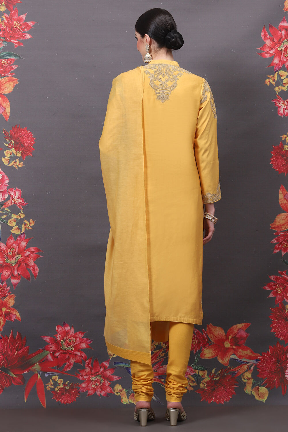 Yellow Cotton Silk Straight Embroidered Suit Set image number 5