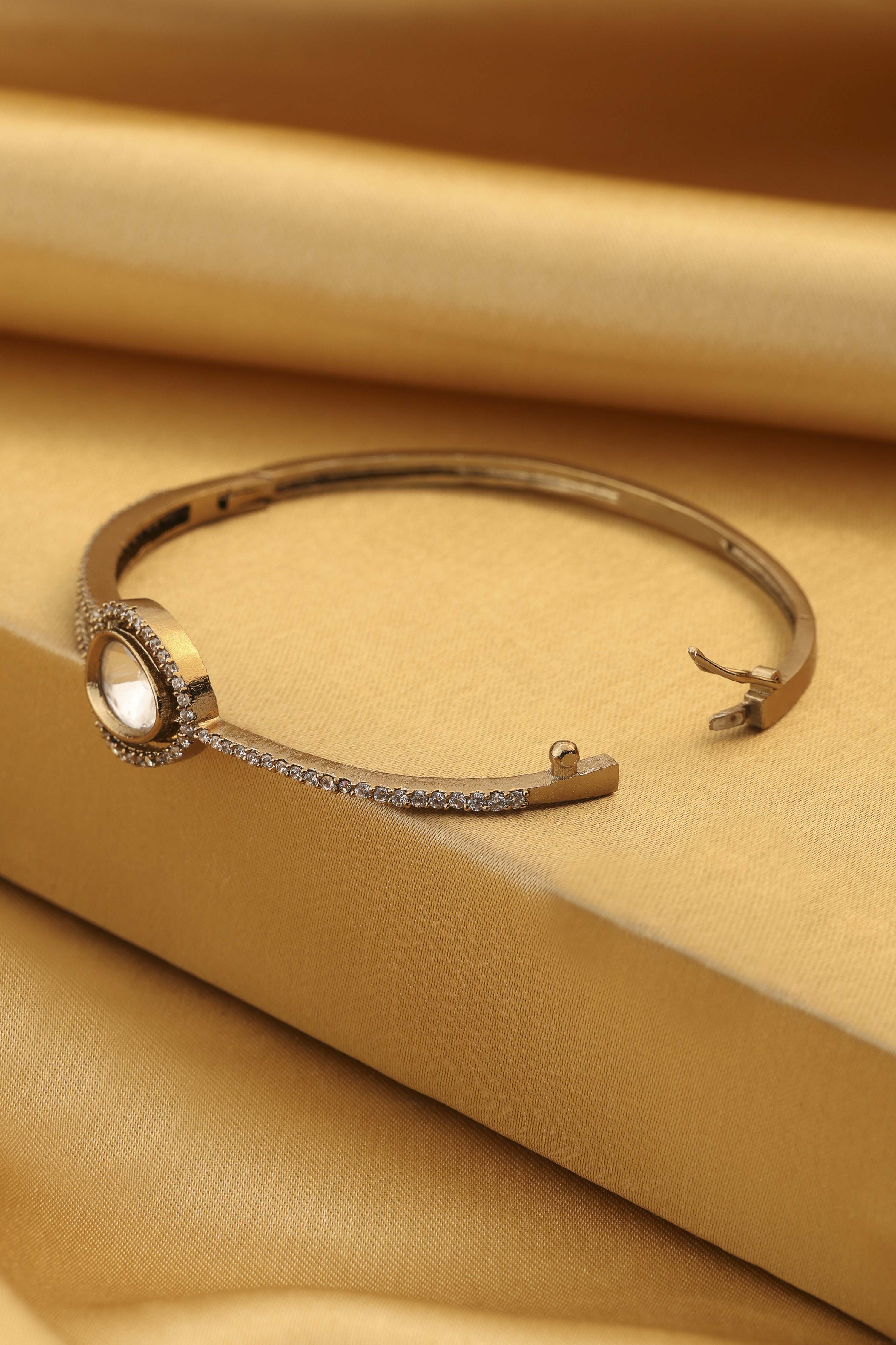 White Plastic Bracelet image number 2