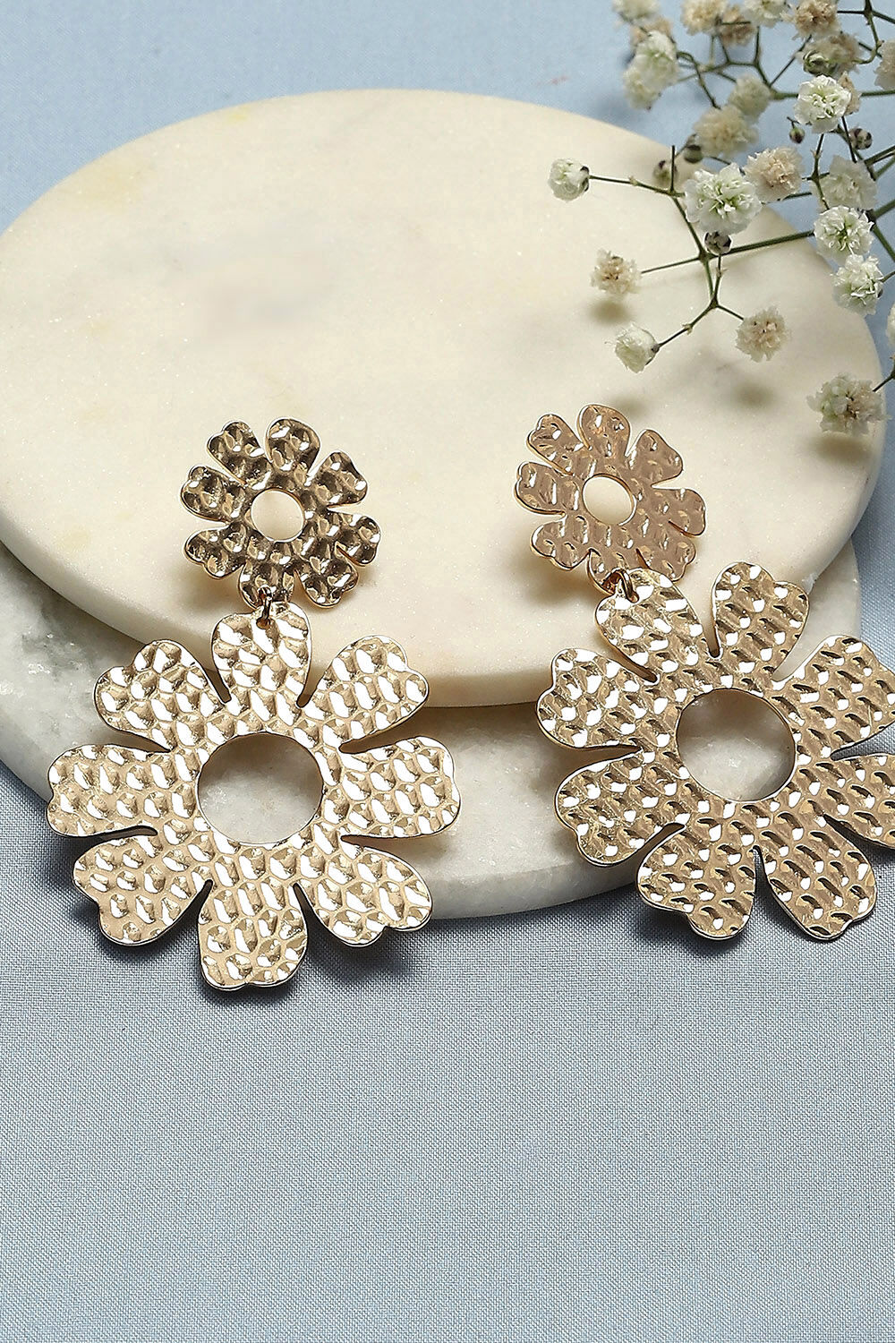 Gold Alloy Earrings image number 0