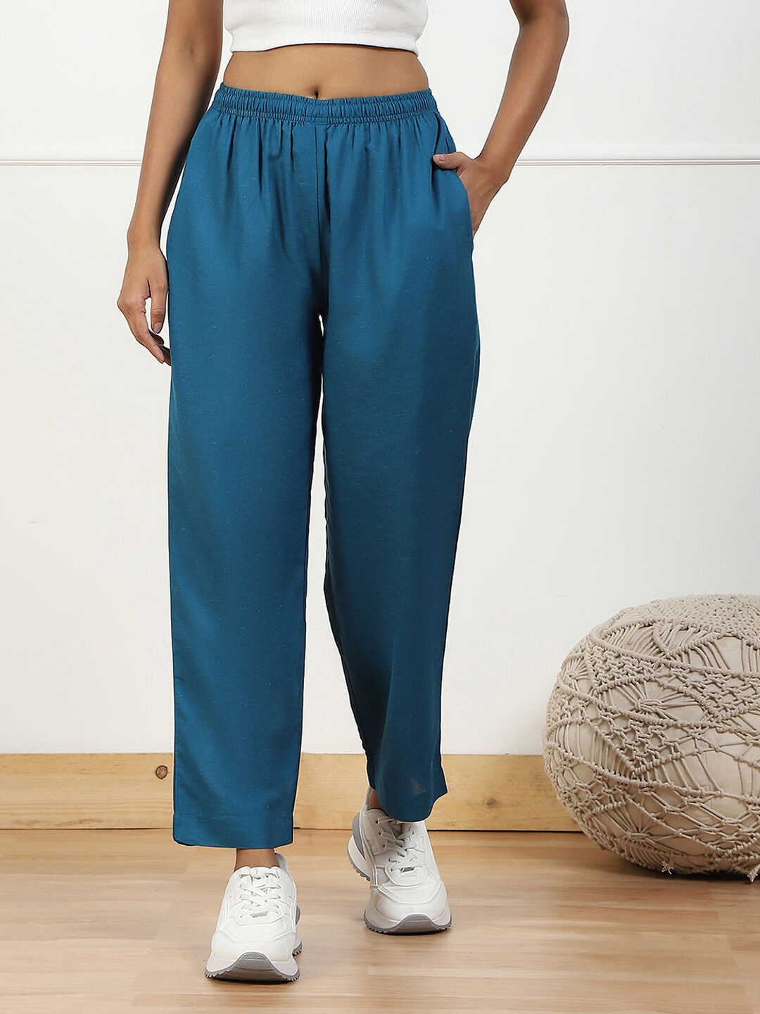 Beige Solid Mid-Rise Regular Pants image number 4