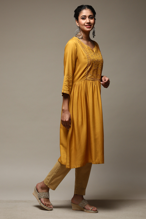 Mustard Rayon Flared Kurta image number 4